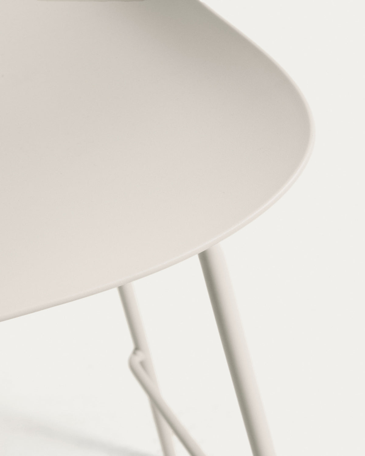 Altea beiger Hocker mit beige lackierten Stahlbeinen 75 cm in Beige präsentiert im Onlineshop von KAQTU Design AG. Outdoor-Barstuhl ist von Kave Home