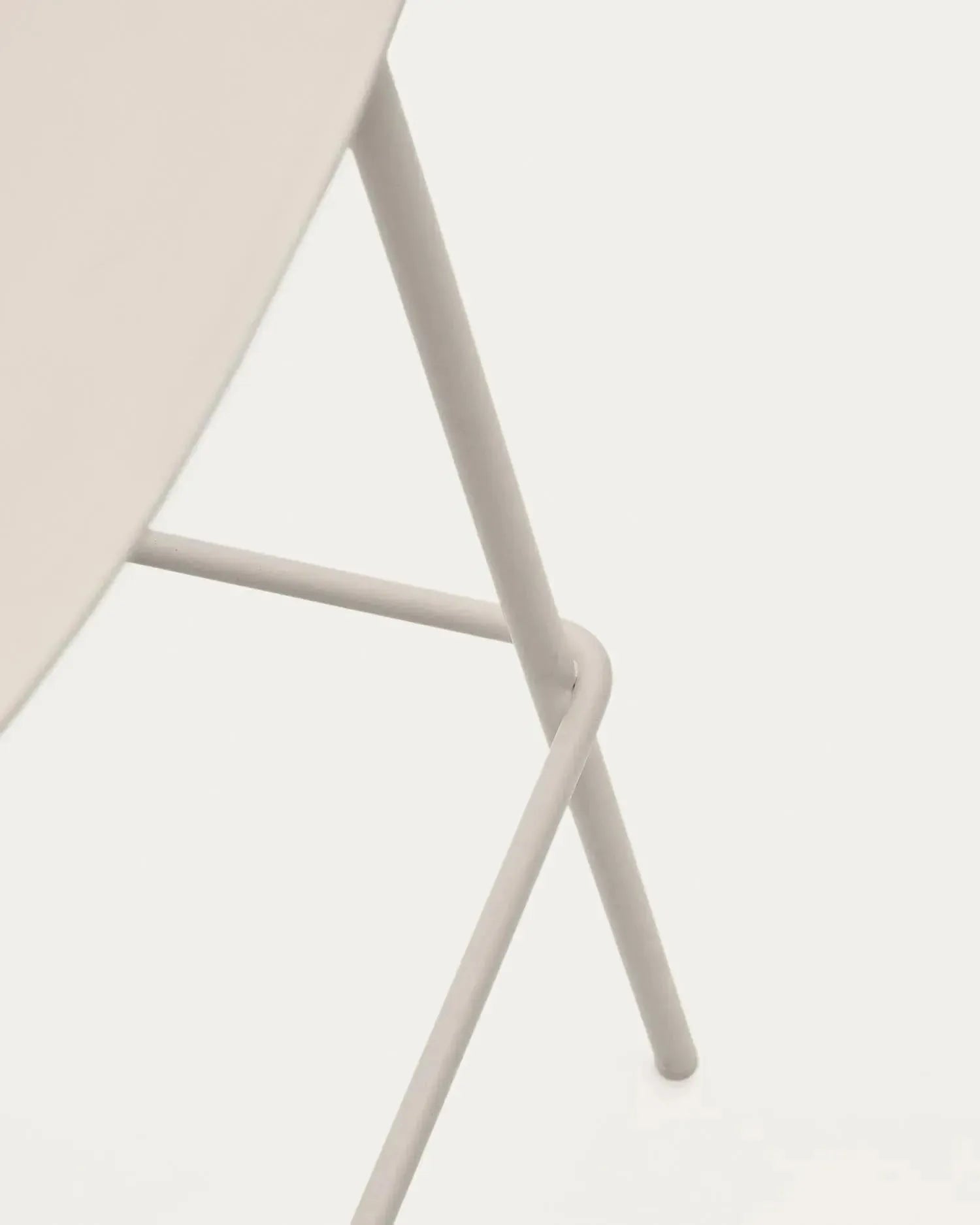 Eleganter Hocker Altea in Beige, 75 cm hoch, mit stabilen, beige lackierten Stahlbeinen – perfekt für moderne Wohnräume.