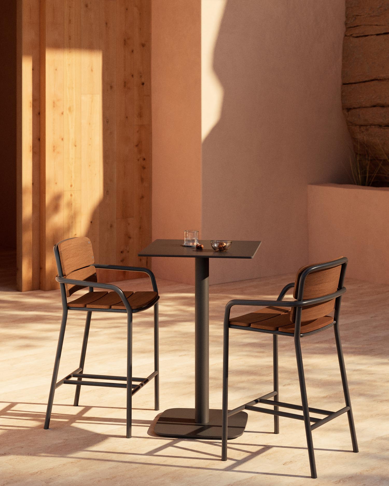 Eleganter Algueret Hocker aus FSC-zertifiziertem Eukalyptusholz mit Naturfinish und schwarzem Aluminium, 65 cm hoch.