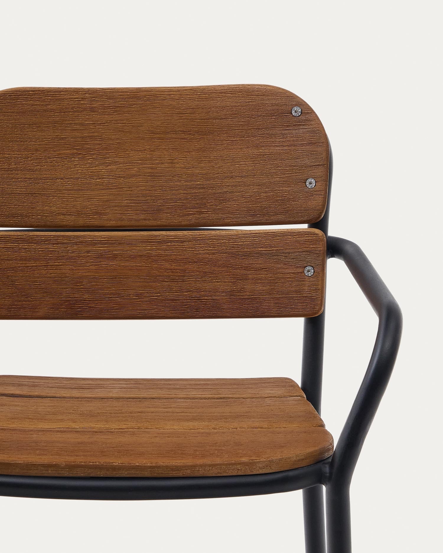 Der Algueret Hocker, 65 cm, aus FSC-zertifiziertem Eukalyptusholz mit Naturfinish und schwarzem Aluminium, modern und umweltfreundlich.