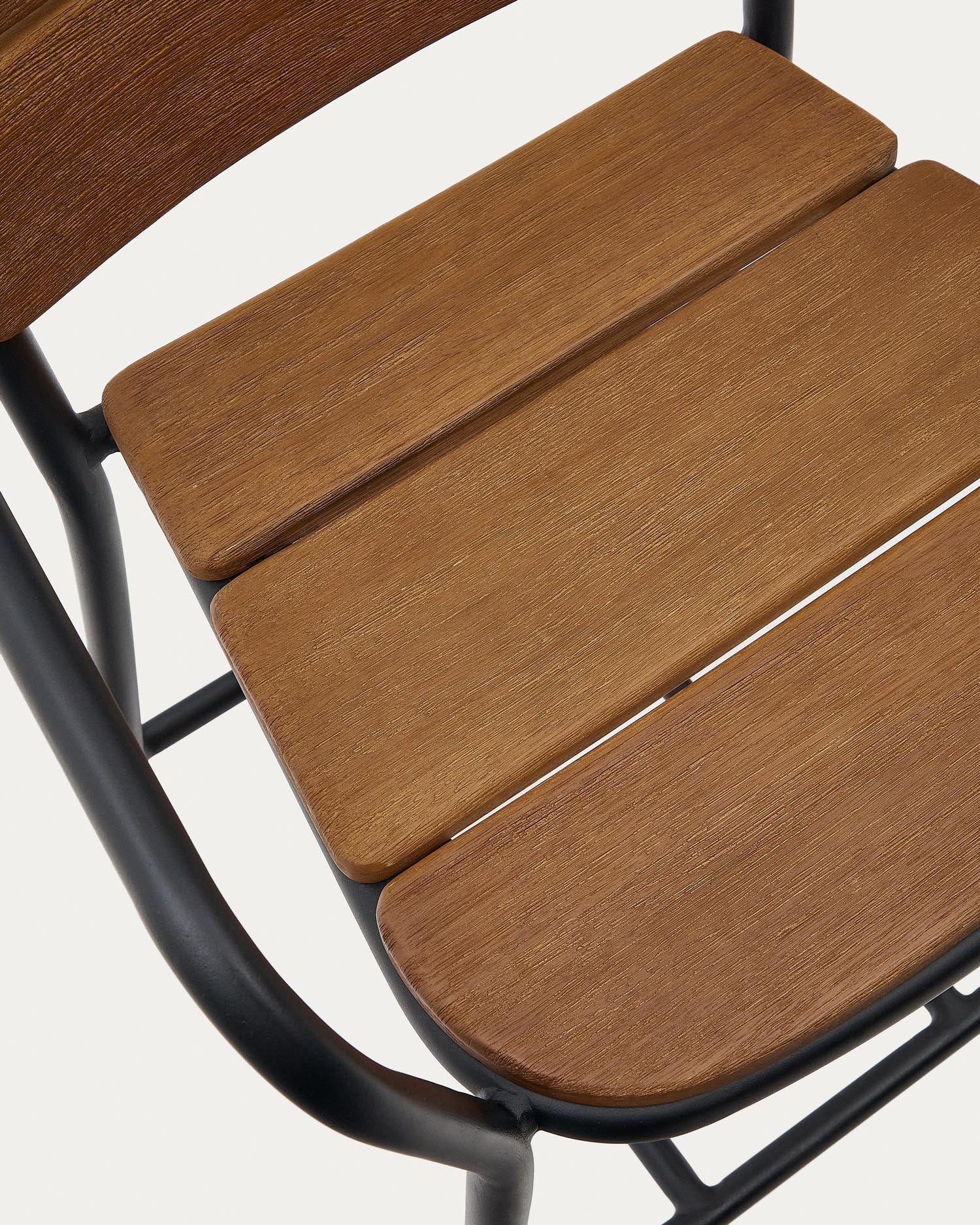 Hocker Algueret, 65 cm, aus FSC-zertifiziertem Eukalyptusholz mit Naturfinish und schwarzem Aluminium, stilvoll und nachhaltig.