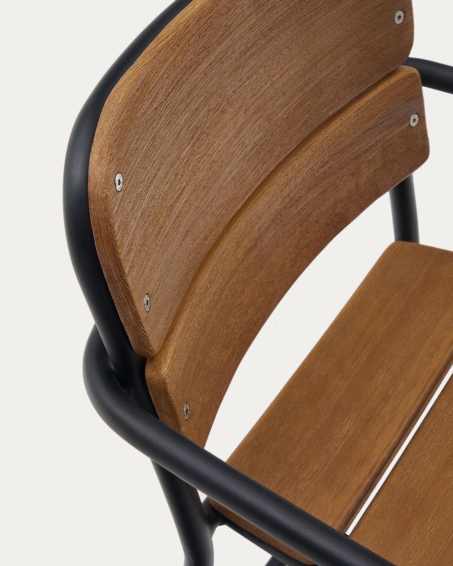 Der Algueret Hocker, 65 cm, aus FSC-zertifiziertem Eukalyptusholz mit Naturfinish und schwarzem Aluminium, modern und umweltfreundlich.