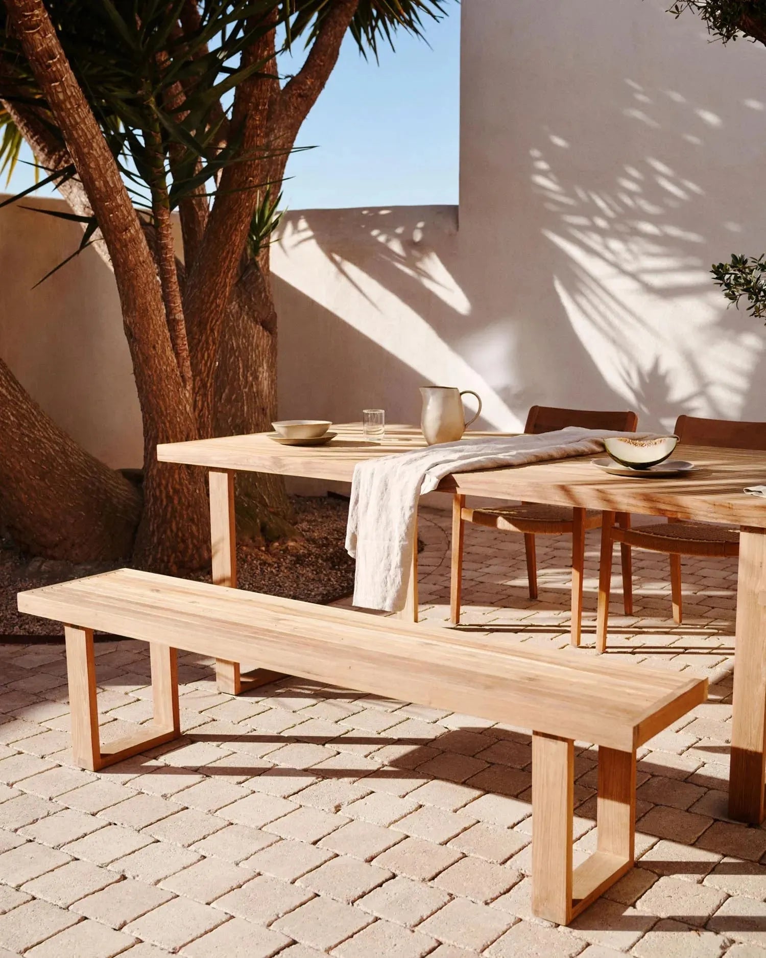 Massive Outdoor-Bank aus recyceltem Teakholz, 210 cm, von Kave Home. Nachhaltig, robust und stilvoll für den Garten.
