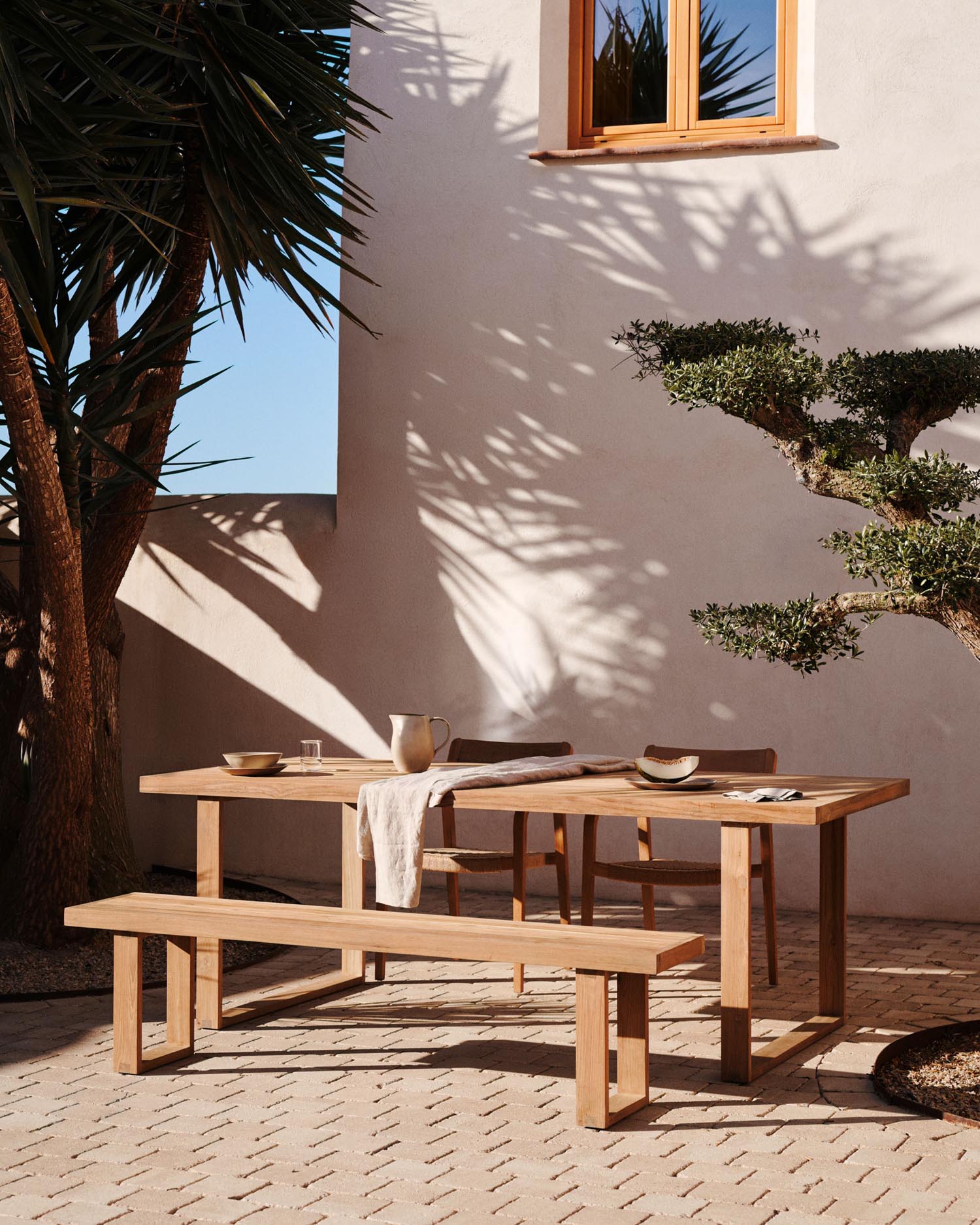 Outdoor-Bank aus recyceltem Teakholz, 210 cm, von Kave Home. Nachhaltig, langlebig und ideal für den Außenbereich.