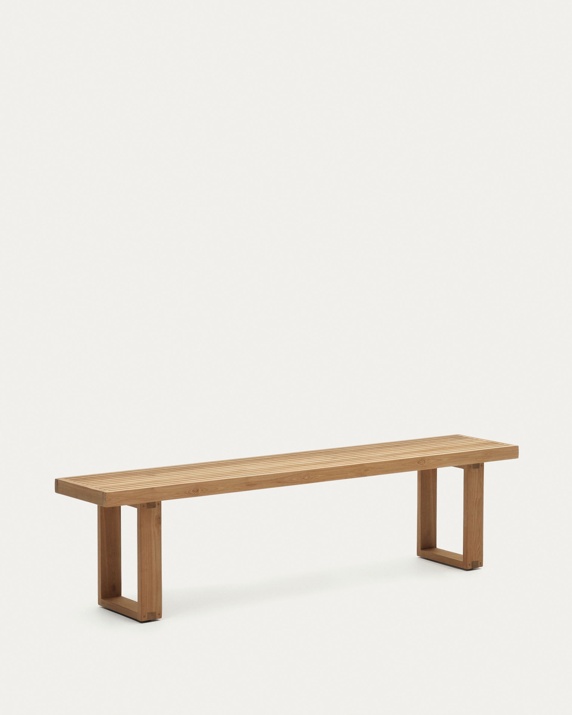 Massive Outdoor-Bank aus recyceltem Teakholz, 210 cm, von Kave Home. Nachhaltig, robust und perfekt für den Garten.
