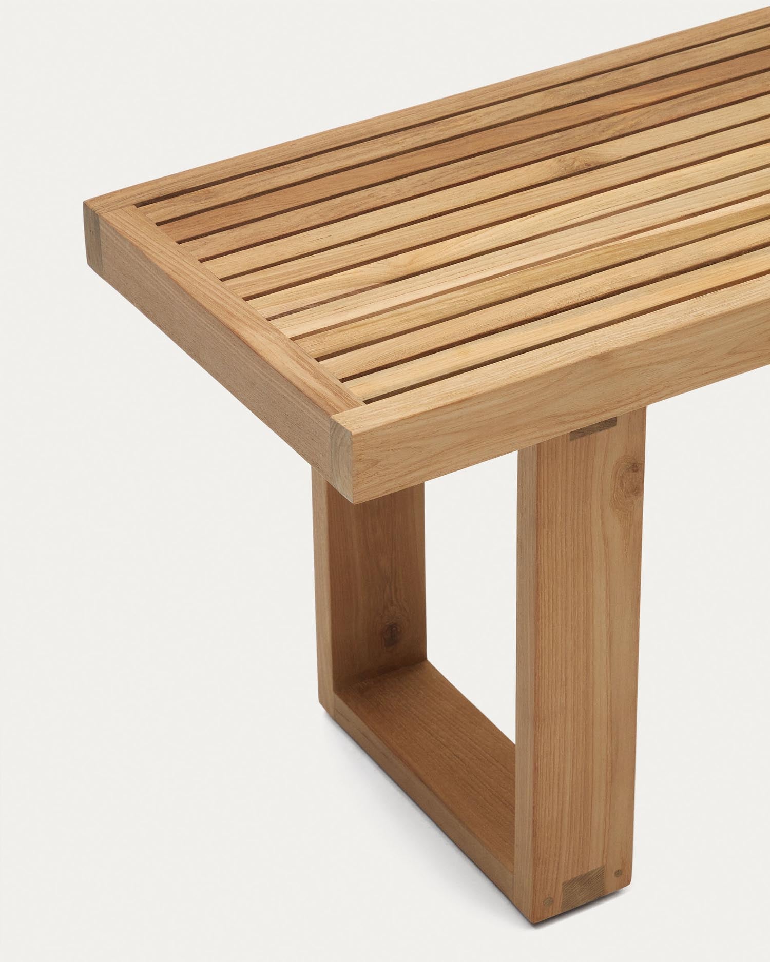 Outdoor-Bank aus recyceltem Teakholz, 210 cm, von Kave Home. Nachhaltig, langlebig und ideal für Terrasse oder Garten.