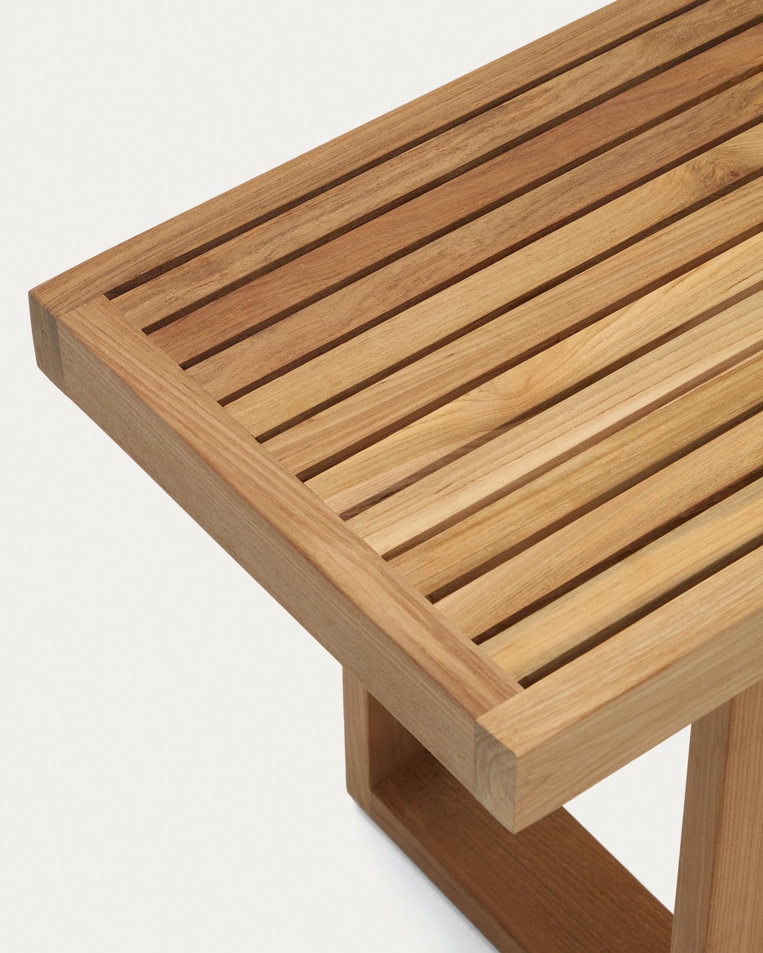 Outdoor-Bank aus recyceltem Teakholz, 210 cm, von Kave Home. Nachhaltig, langlebig und ideal für Garten oder Terrasse.