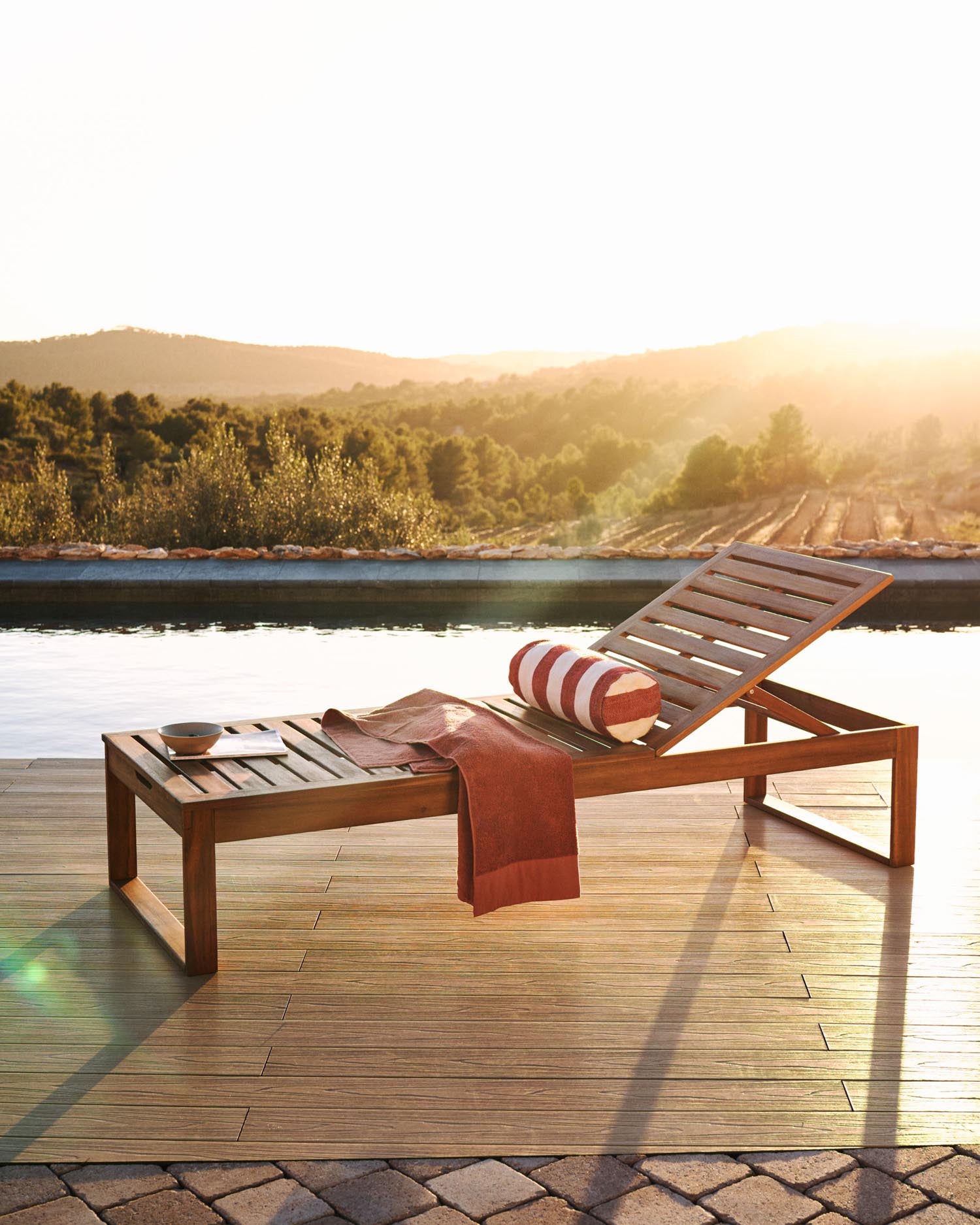 Elegante Sonnenliege aus robustem Akazienholz, verstellbar für optimalen Komfort, ideal für Garten und Terrasse.