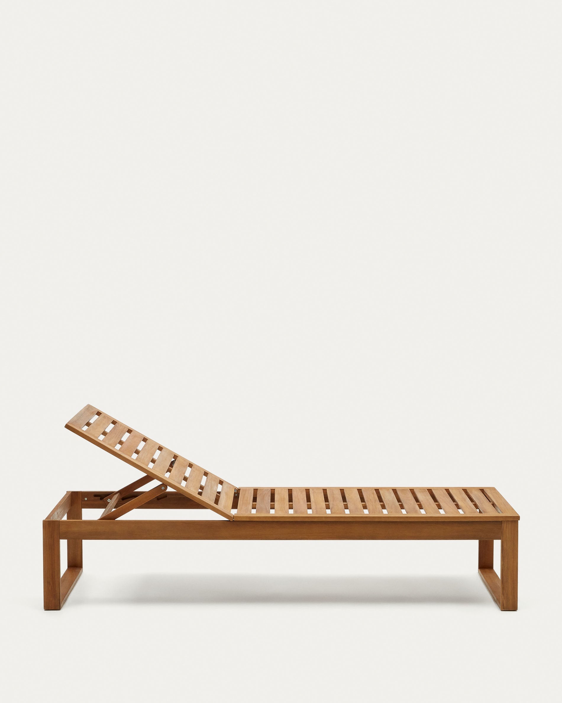 Die Sulamita Outdoor-Liege aus FSC-zertifiziertem Akazienholz vereint Eleganz und Komfort für Ihre Terrasse oder Garten.