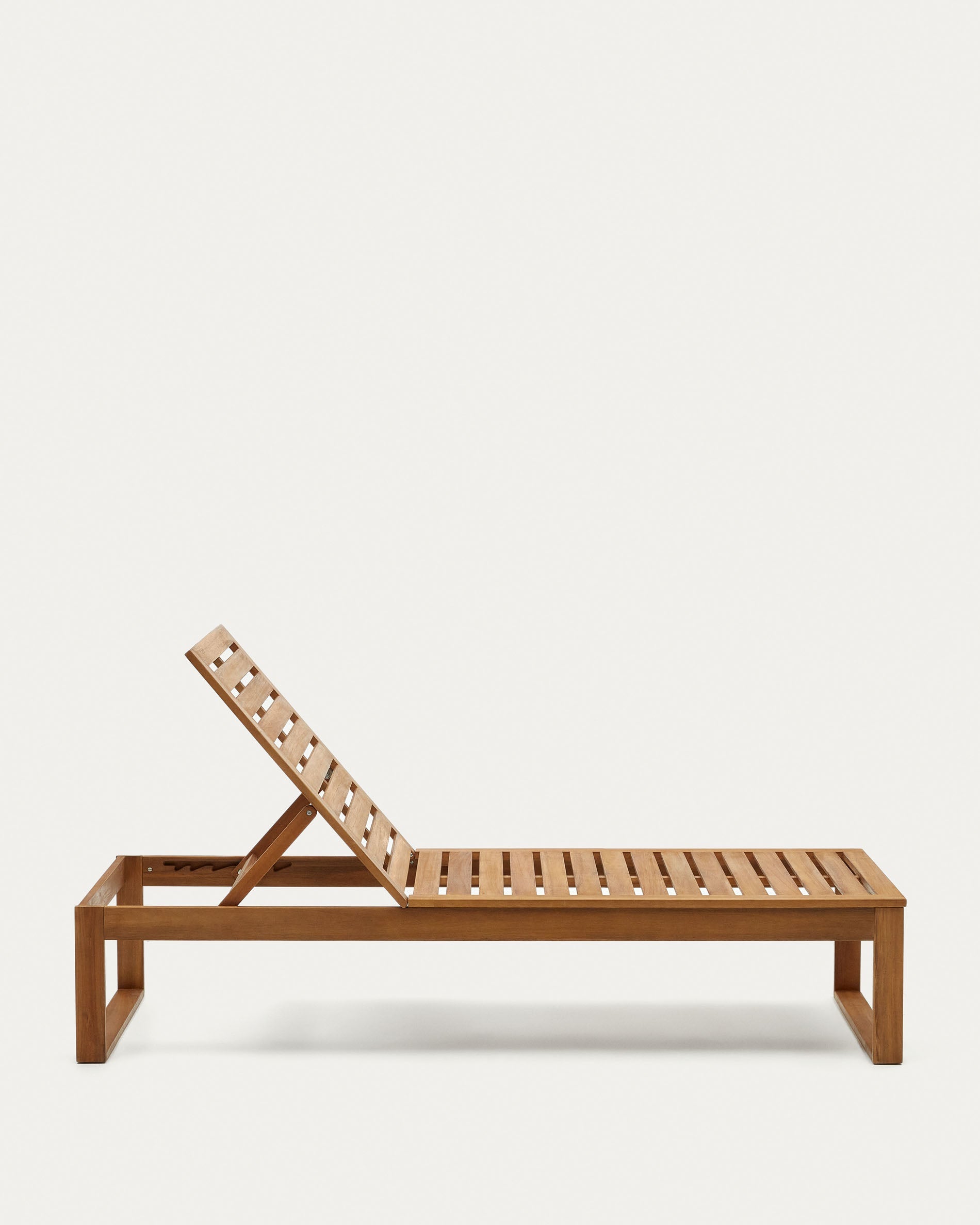 Die Sulamita Sonnenliege aus nachhaltigem Akazienholz FSC 100% vereint Eleganz und Komfort für Ihren Außenbereich.