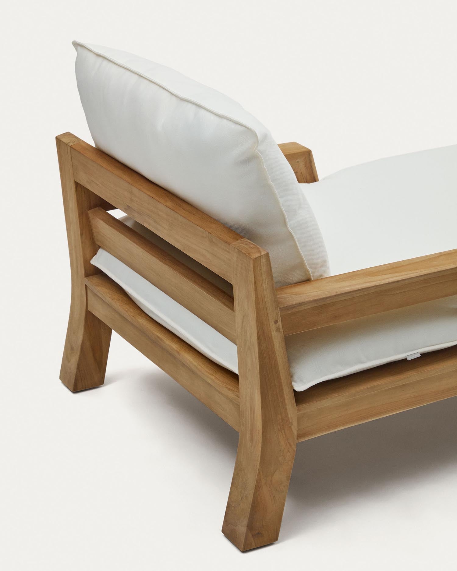 Entspannen Sie stilvoll im Forcanera Liegestuhl aus hochwertigem Teakholz von Kave Home – perfekt für drinnen und überdachte Außenbereiche.