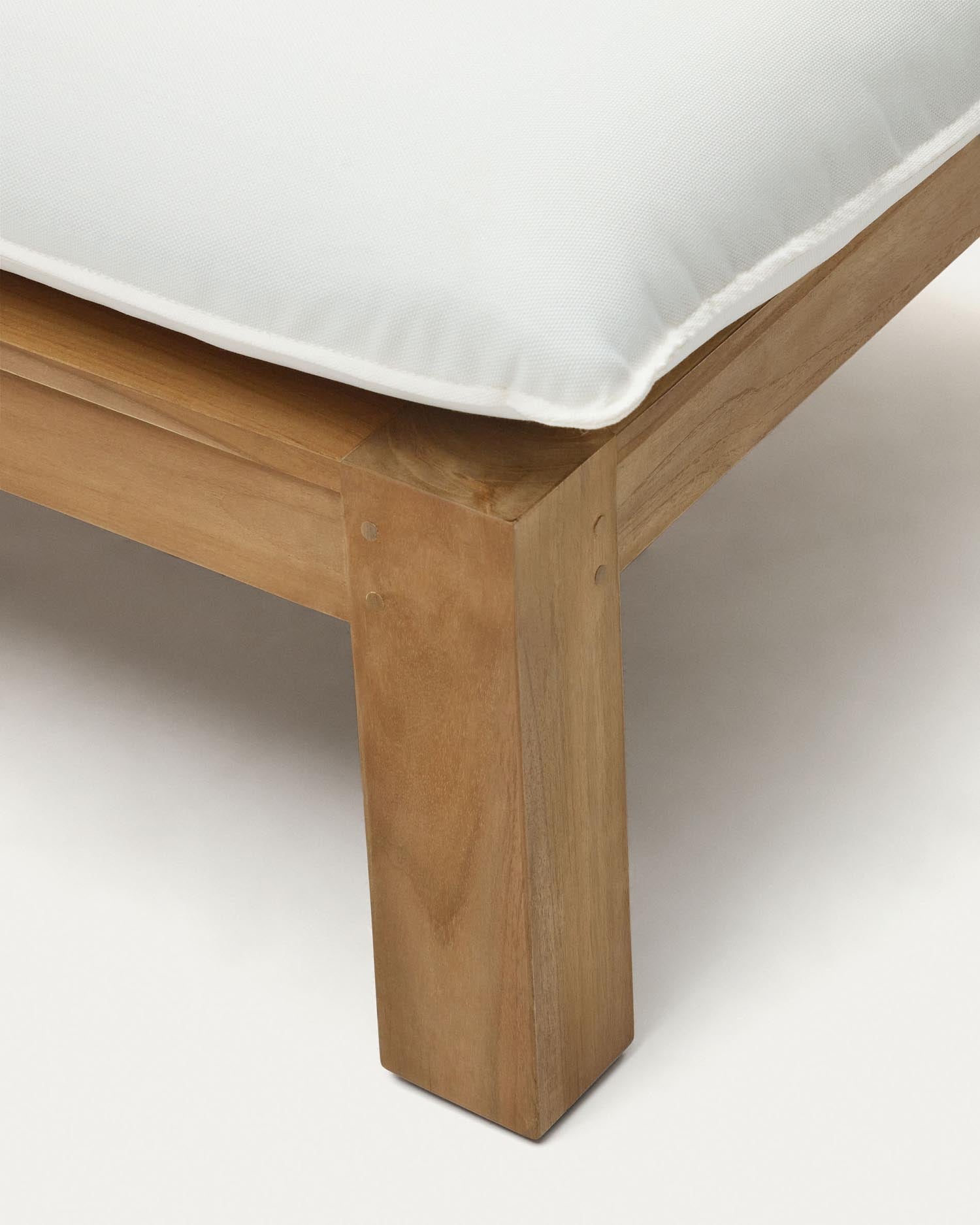 Entspannen Sie stilvoll mit dem Forcanera Liegestuhl aus robustem Teakholz von Kave Home – perfekter Komfort für jeden Raum.