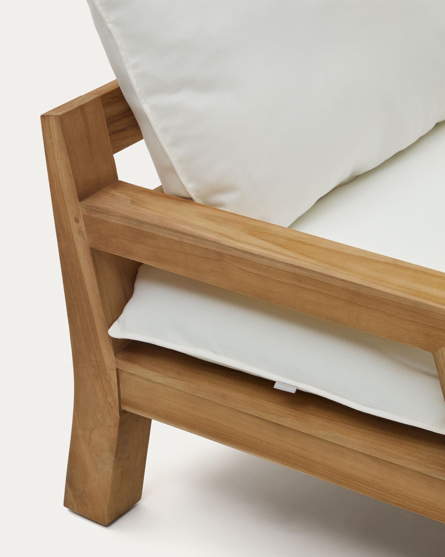 Hochwertiger Liegestuhl aus massivem Teakholz von Kave Home, perfekt für den Außenbereich, langlebig und modern designt.