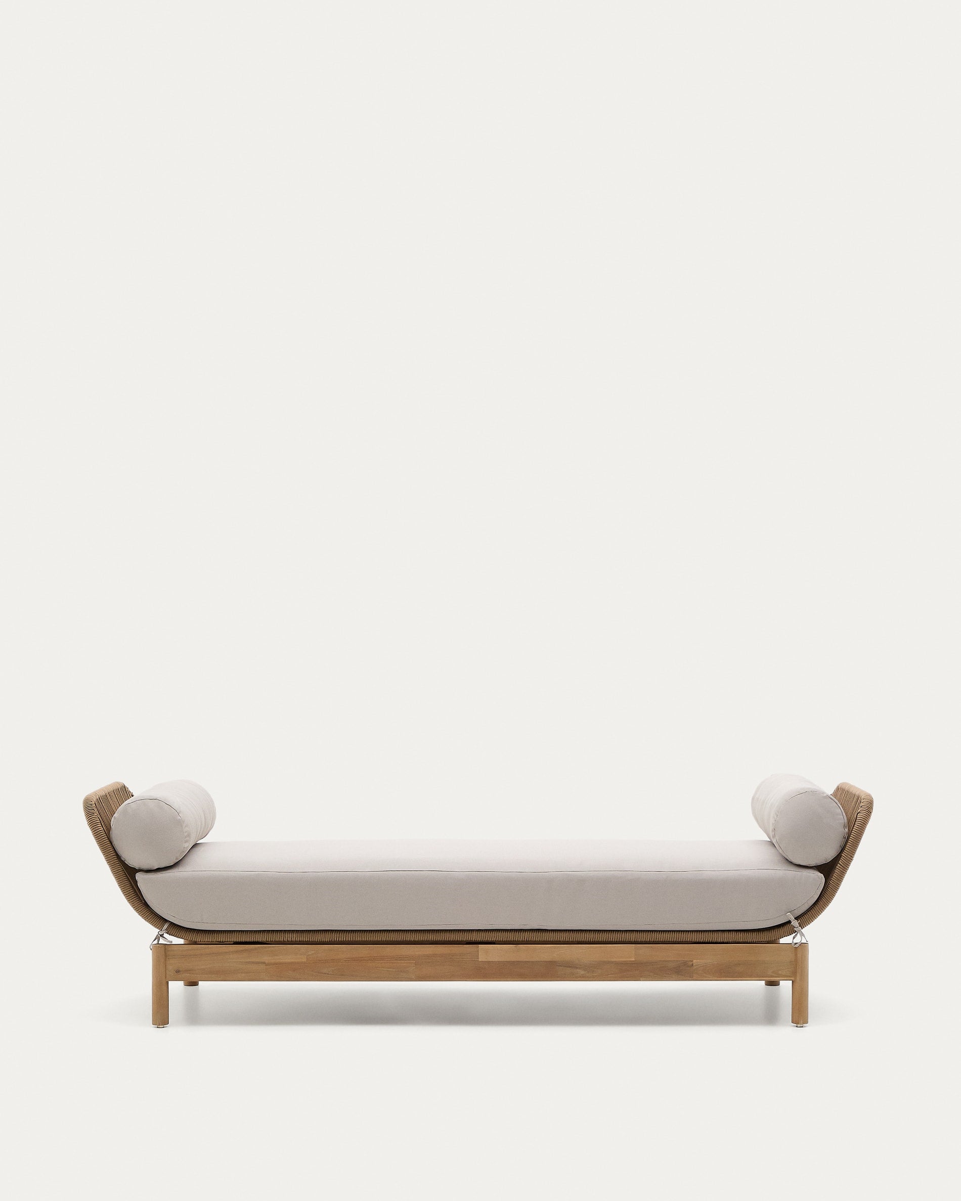 Elegantes Daybed aus Akazienholz und beigem Seil, ideal für stilvolle Entspannung im Freien.