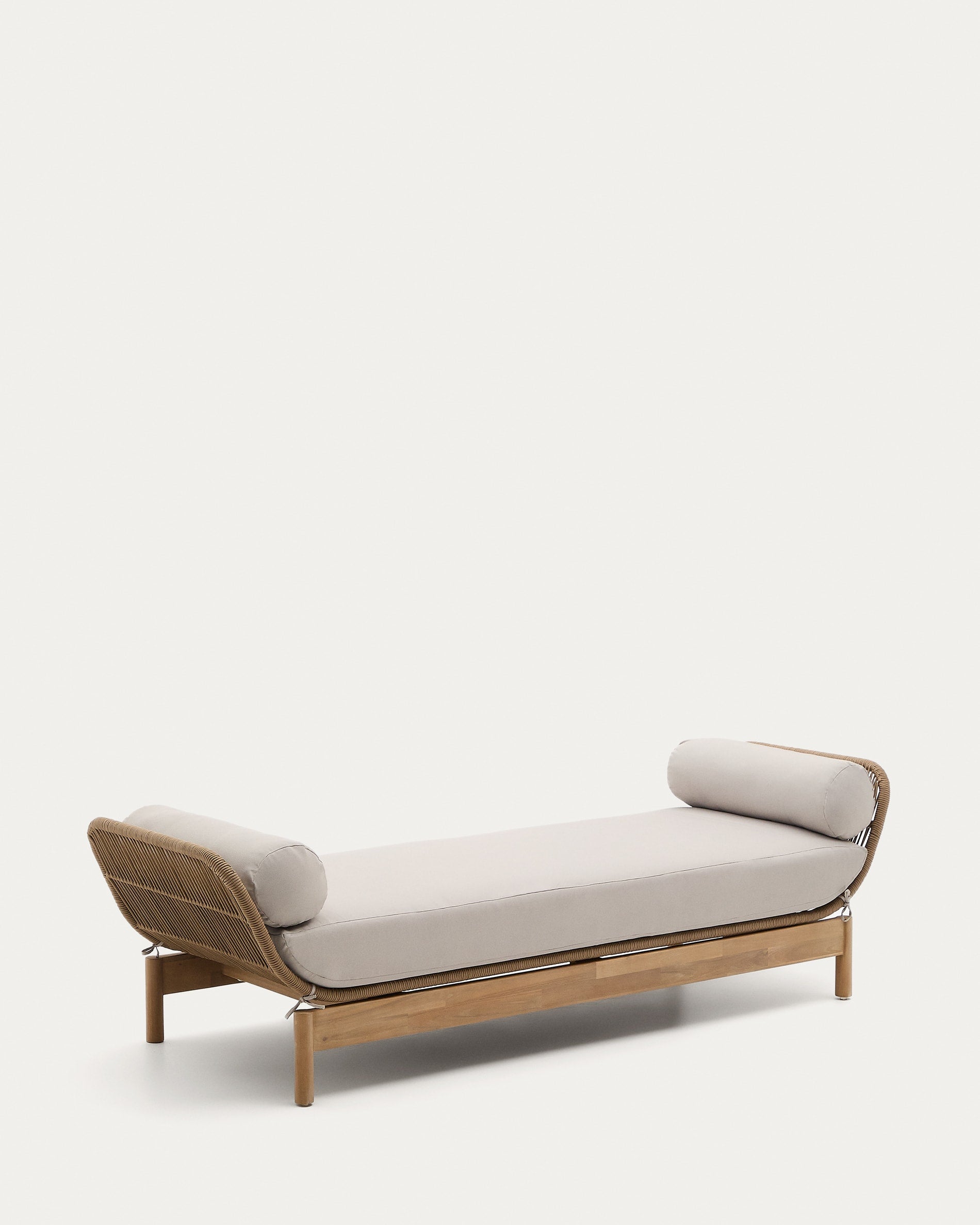 Elegantes Daybed aus Akazienholz und beigem Seil, ideal für stilvolle Entspannung im Freien.