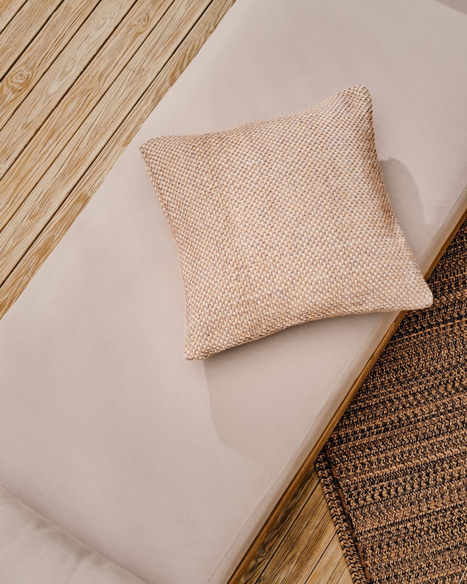Elegantes Catalina Daybed aus beigem Seil und FSC-zertifiziertem Akazienholz, ideal für stilvolle Entspannung.