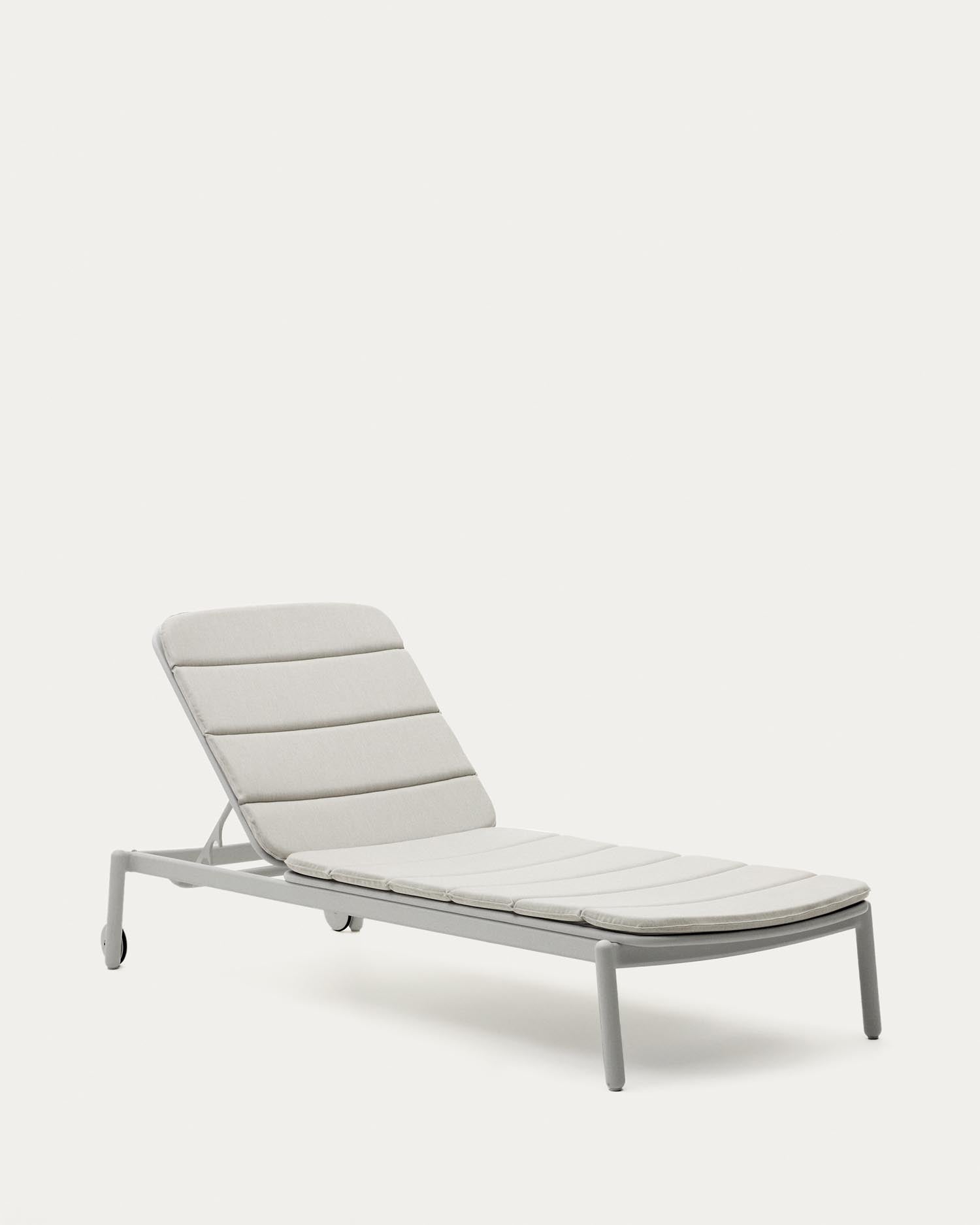 Elegante Marcona Sonnenliege aus Aluminium mit weisser Lackierung, verstellbarer Rückenlehne und Holzdetails für stilvollen Komfort im Freien.