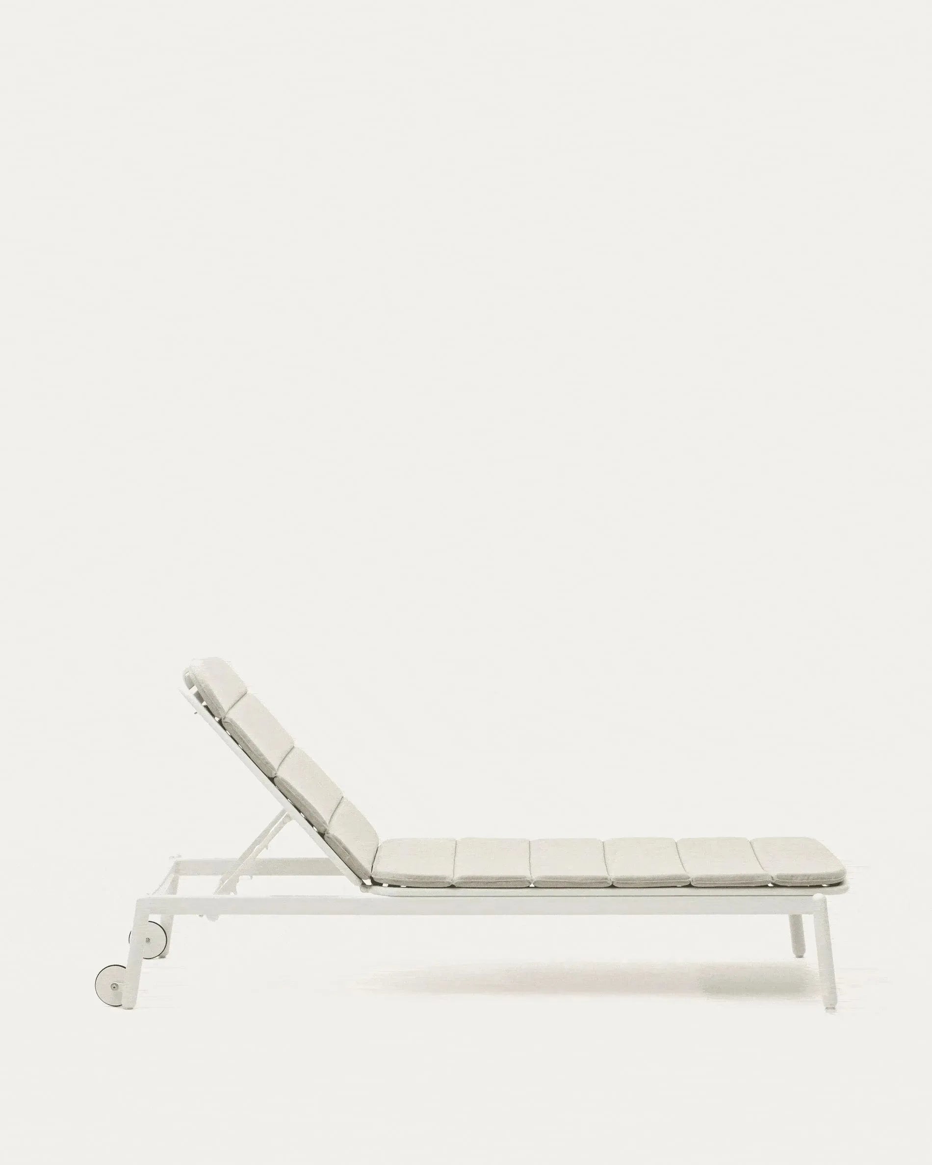 Elegante Marcona Sonnenliege aus Aluminium, ideal für den Außenbereich, mit weißer Lackierung von Kave Home.