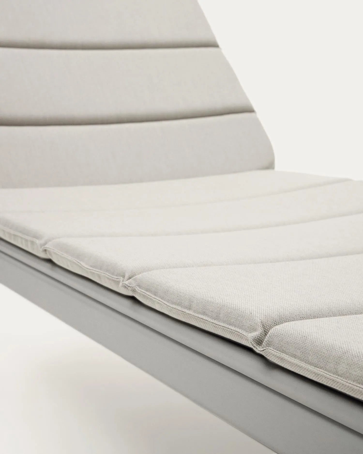 Stilvolle Marcona Sonnenliege aus Aluminium, perfekt für den Außenbereich, mit weißer Beschichtung von Kave Home.