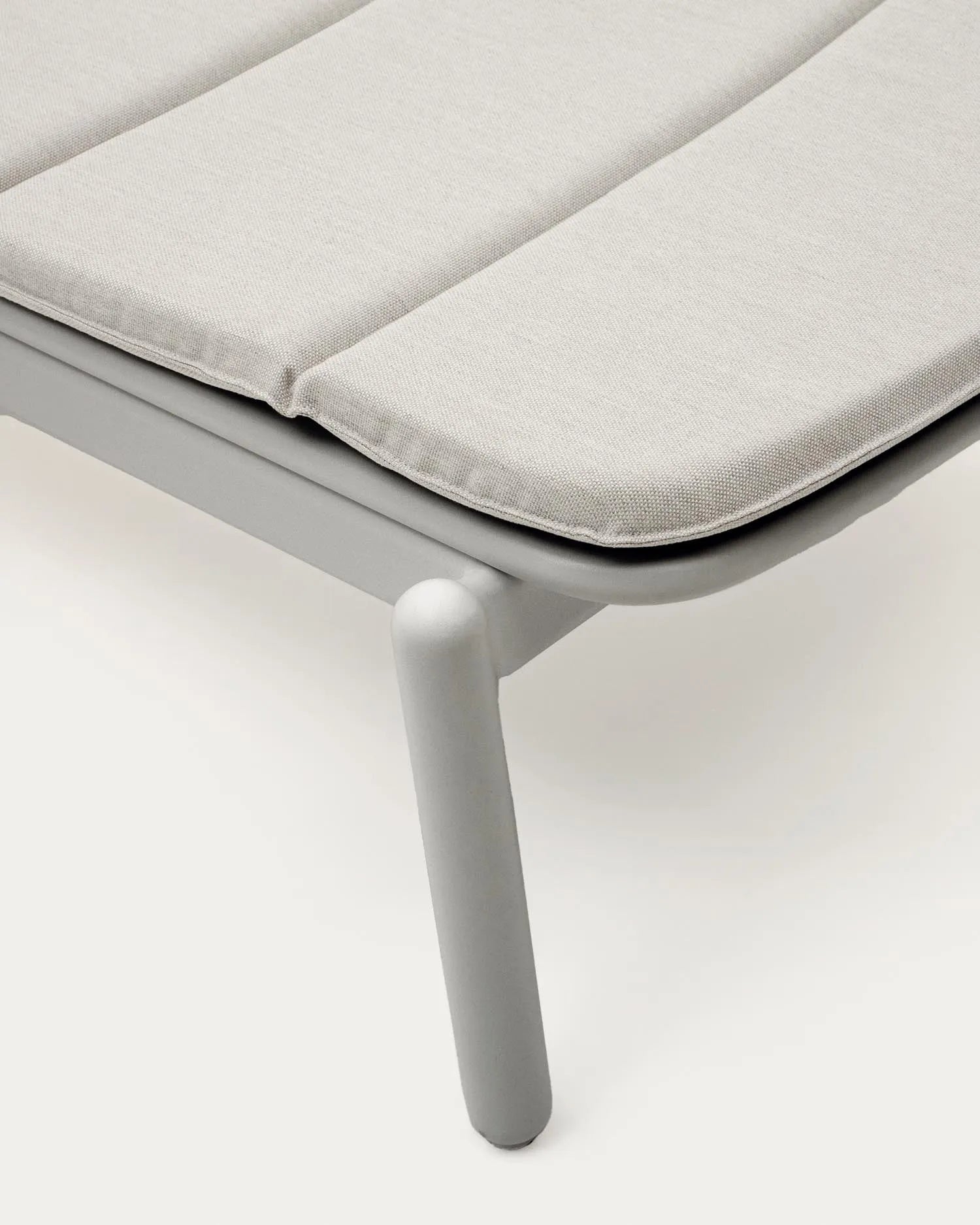 Elegante Marcona Sonnenliege aus Aluminium, ideal für den Außenbereich, mit weißer Lackierung von Kave Home.