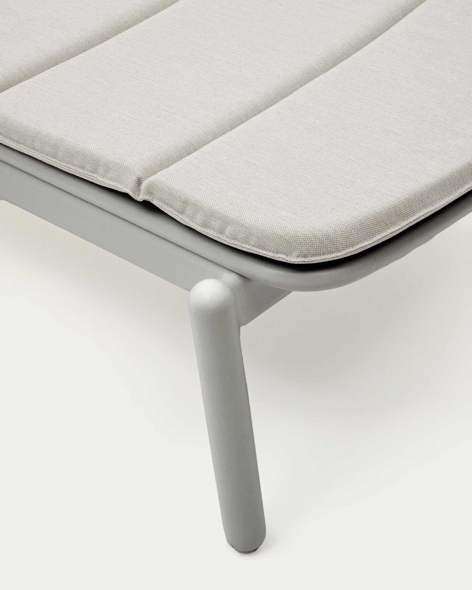 Stilvolle Marcona Sonnenliege aus langlebigem Aluminium mit eleganter weißer Lackierung, verstellbarer Rückenlehne und natürlichen Holzdetails für maximalen Komfort im Freien.