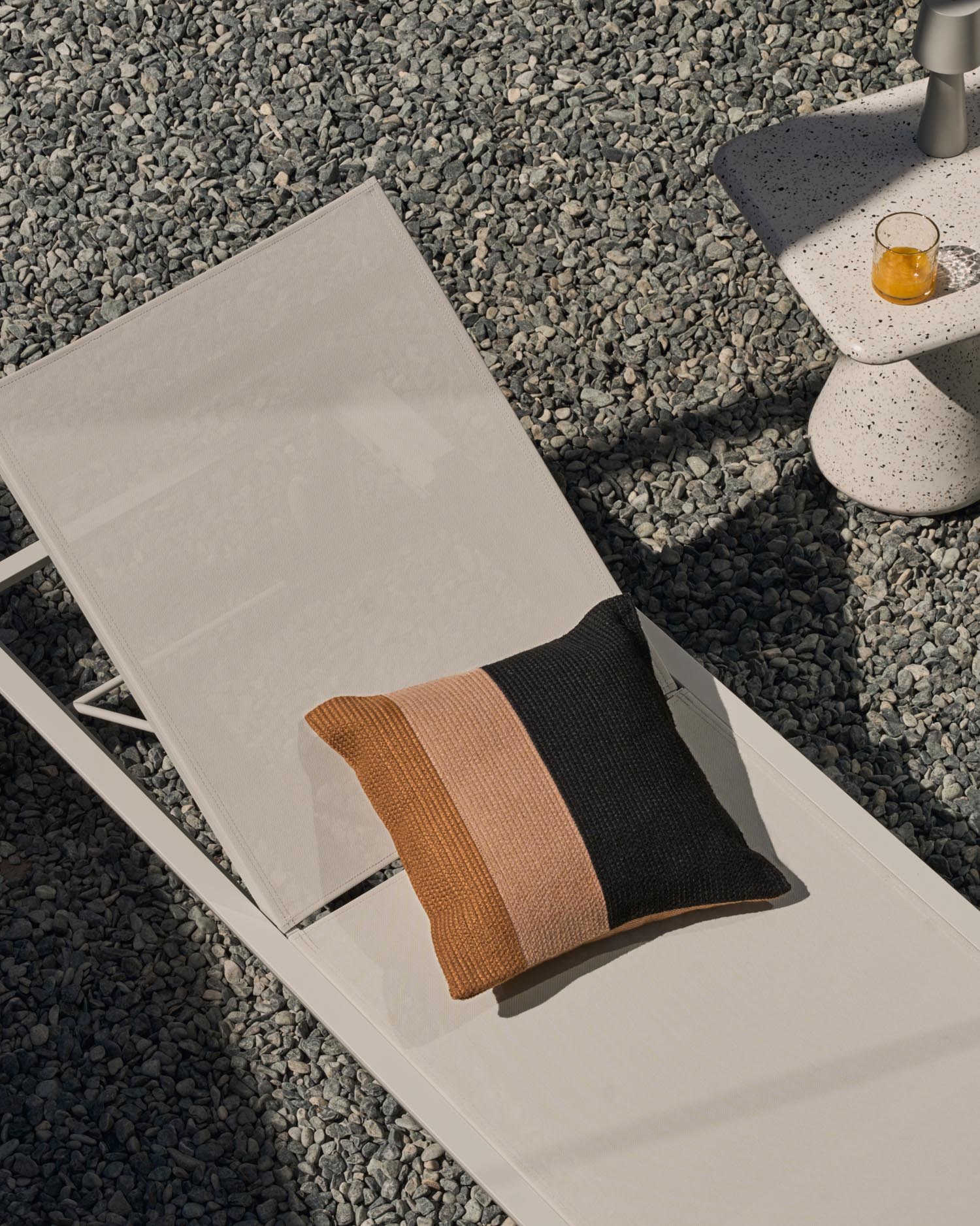 Moderner Canutells Liegestuhl aus Aluminium von Kave Home, weiß lackiert, perfekt für komfortable Outdoor-Momente.