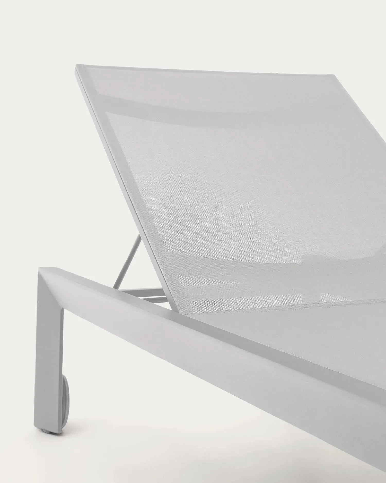 Eleganter Canutells Aluminium-Liegestuhl von Kave Home, weiß beschichtet, ideal für stilvolle Entspannung im Freien.