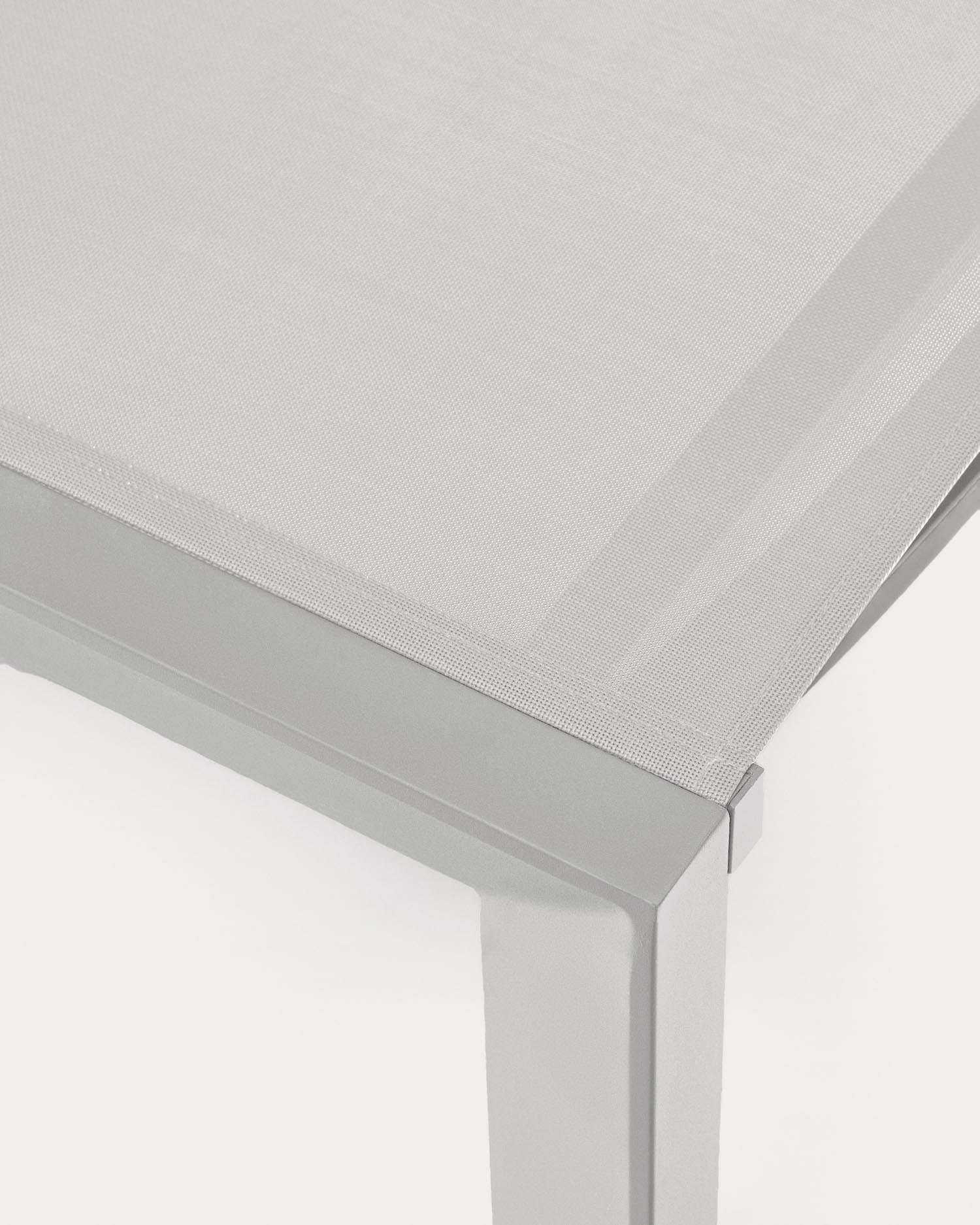 Moderner Canutells Liegestuhl aus Aluminium von Kave Home, weiß lackiert, perfekt für komfortable Outdoor-Momente.
