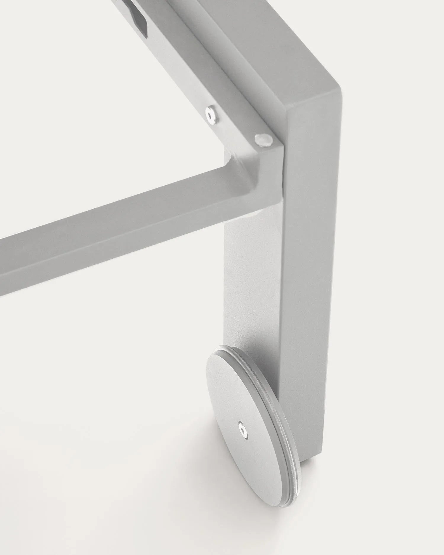 Eleganter Canutells Aluminium-Liegestuhl von Kave Home, weiß beschichtet, ideal für stilvolle Entspannung im Freien.