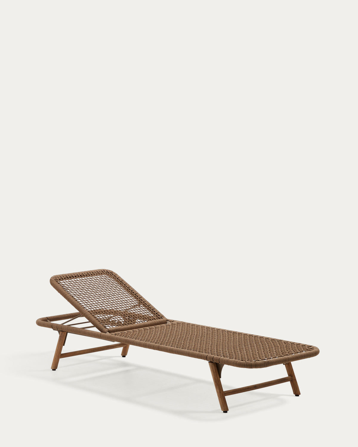 Sonnenliege Dandara aus Stahl, beiges Seil und Beine aus massivem FSC 100% Akazienholz in Beige präsentiert im Onlineshop von KAQTU Design AG. Liegestuhl ist von Kave Home