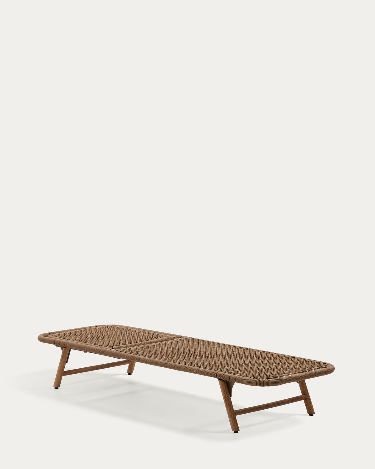 Sonnenliege Dandara aus Stahl, beiges Seil und Beine aus massivem FSC 100% Akazienholz in Beige präsentiert im Onlineshop von KAQTU Design AG. Liegestuhl ist von Kave Home