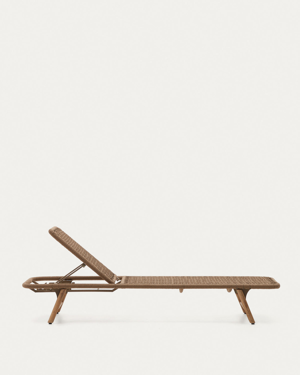 Sonnenliege Dandara aus Stahl, beiges Seil und Beine aus massivem FSC 100% Akazienholz in Beige präsentiert im Onlineshop von KAQTU Design AG. Liegestuhl ist von Kave Home