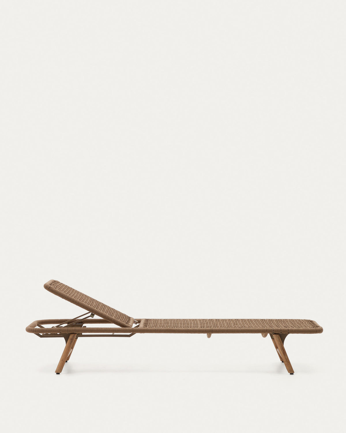 Sonnenliege Dandara aus Stahl, beiges Seil und Beine aus massivem FSC 100% Akazienholz in Beige präsentiert im Onlineshop von KAQTU Design AG. Liegestuhl ist von Kave Home