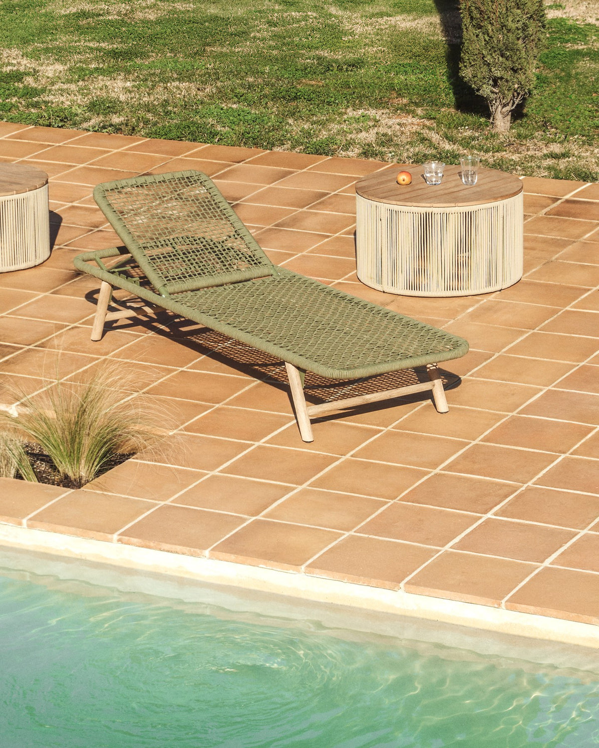 Sonnenliege Dandara von Kave Home mit Gestell aus Stahl, dunkelgrünem Seil und Beinen aus massivem Akazienholz, Aussenansicht.