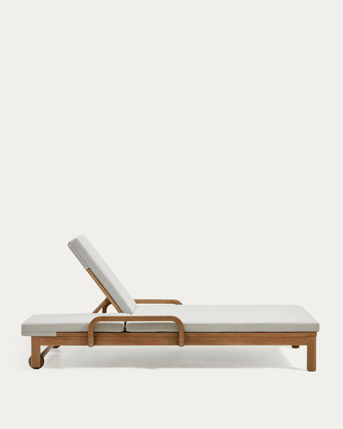 Sonsaura Doppelliege aus massivem Eukalyptusholz FSC 100% in Natur, Grau präsentiert im Onlineshop von KAQTU Design AG. Lounge Sofa ist von Kave Home