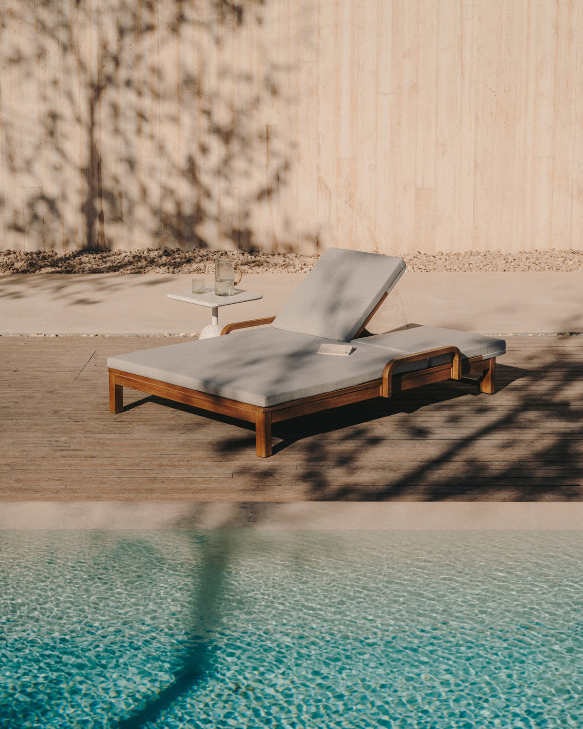 Sonsaura Doppelliege aus massivem Eukalyptusholz FSC 100% in Natur, Grau präsentiert im Onlineshop von KAQTU Design AG. Lounge Sofa ist von Kave Home