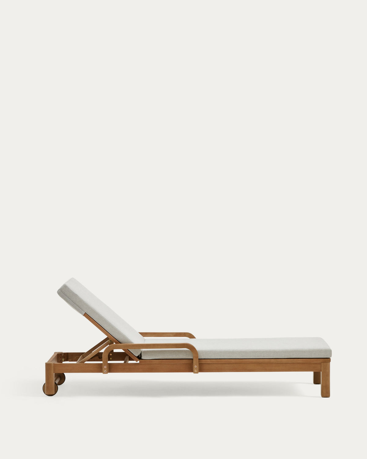 Sonsaura Liege aus massivem Eukalyptusholz FSC 100% in Natur, Grau präsentiert im Onlineshop von KAQTU Design AG. Liegestuhl ist von Kave Home