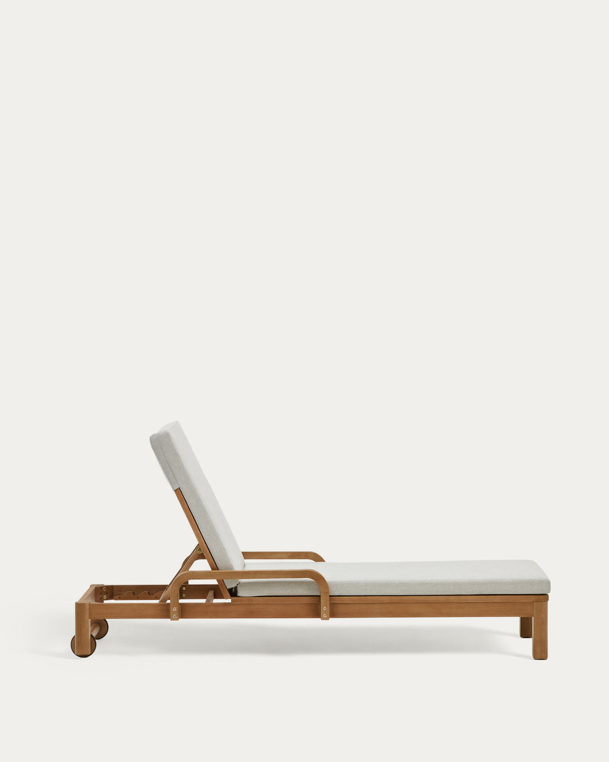 Sonsaura Liege aus massivem Eukalyptusholz FSC 100% in Natur, Grau präsentiert im Onlineshop von KAQTU Design AG. Liegestuhl ist von Kave Home