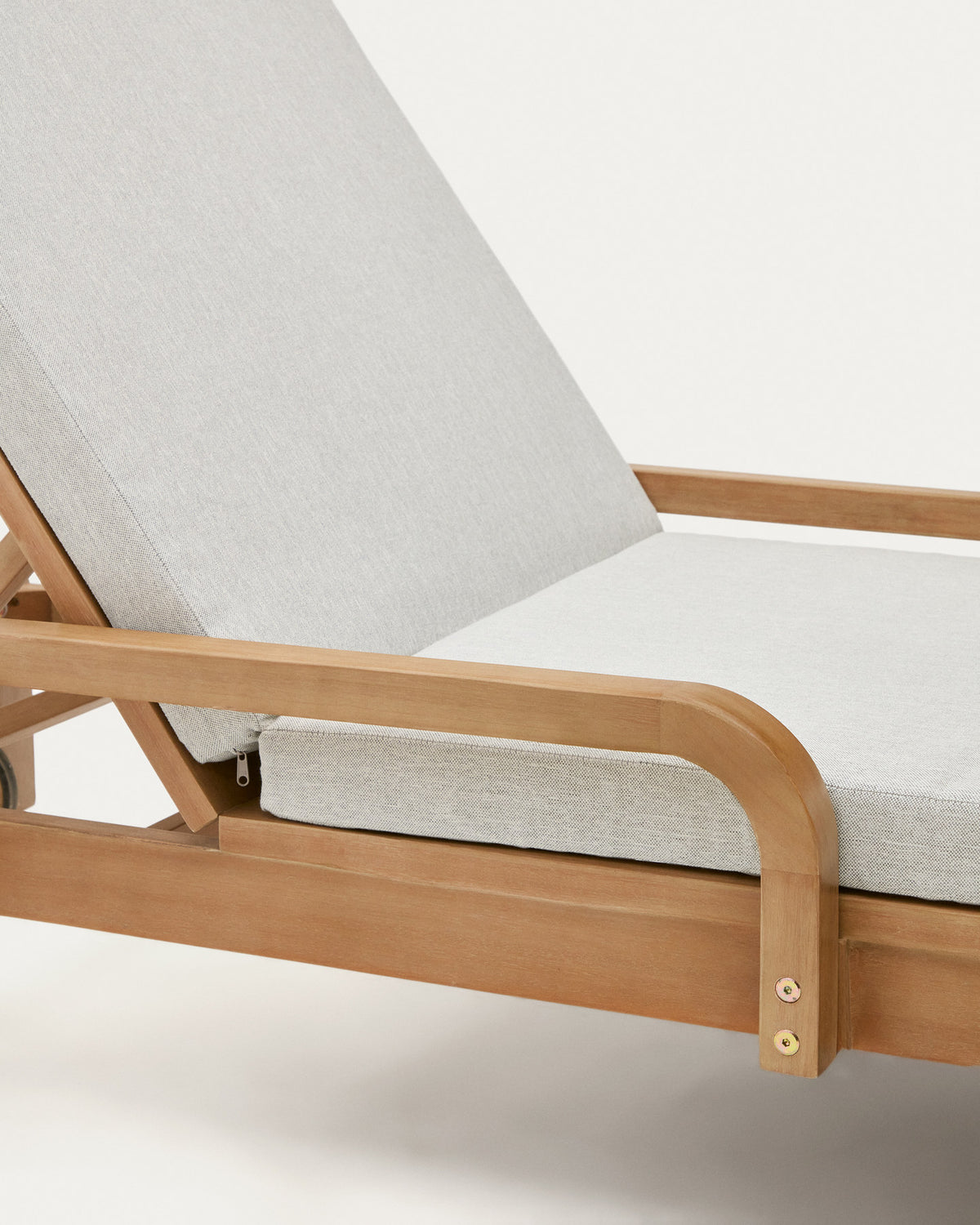 Sonsaura Liege aus massivem Eukalyptusholz FSC 100% in Natur, Grau präsentiert im Onlineshop von KAQTU Design AG. Liegestuhl ist von Kave Home