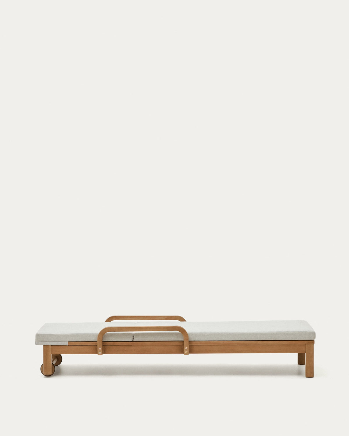 Sonsaura Liege aus massivem Eukalyptusholz FSC 100% in Natur, Grau präsentiert im Onlineshop von KAQTU Design AG. Liegestuhl ist von Kave Home