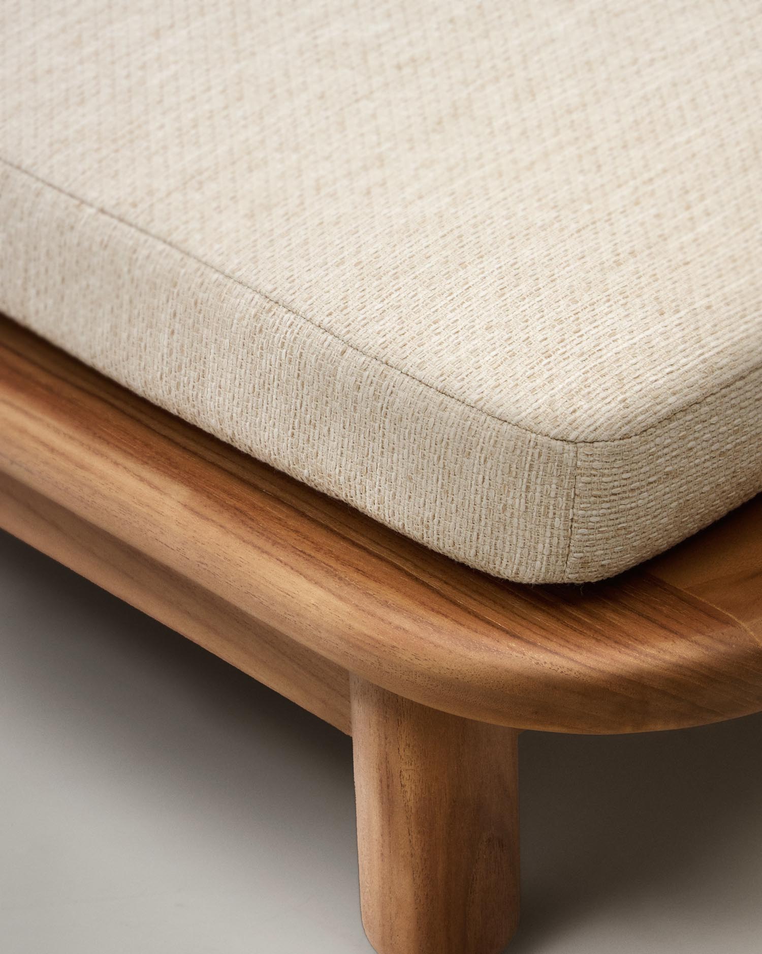 Die Turqueta Liege aus FSC-zertifiziertem Teakholz bietet stilvolles Design und nachhaltige Qualität für Ihren Außenbereich.