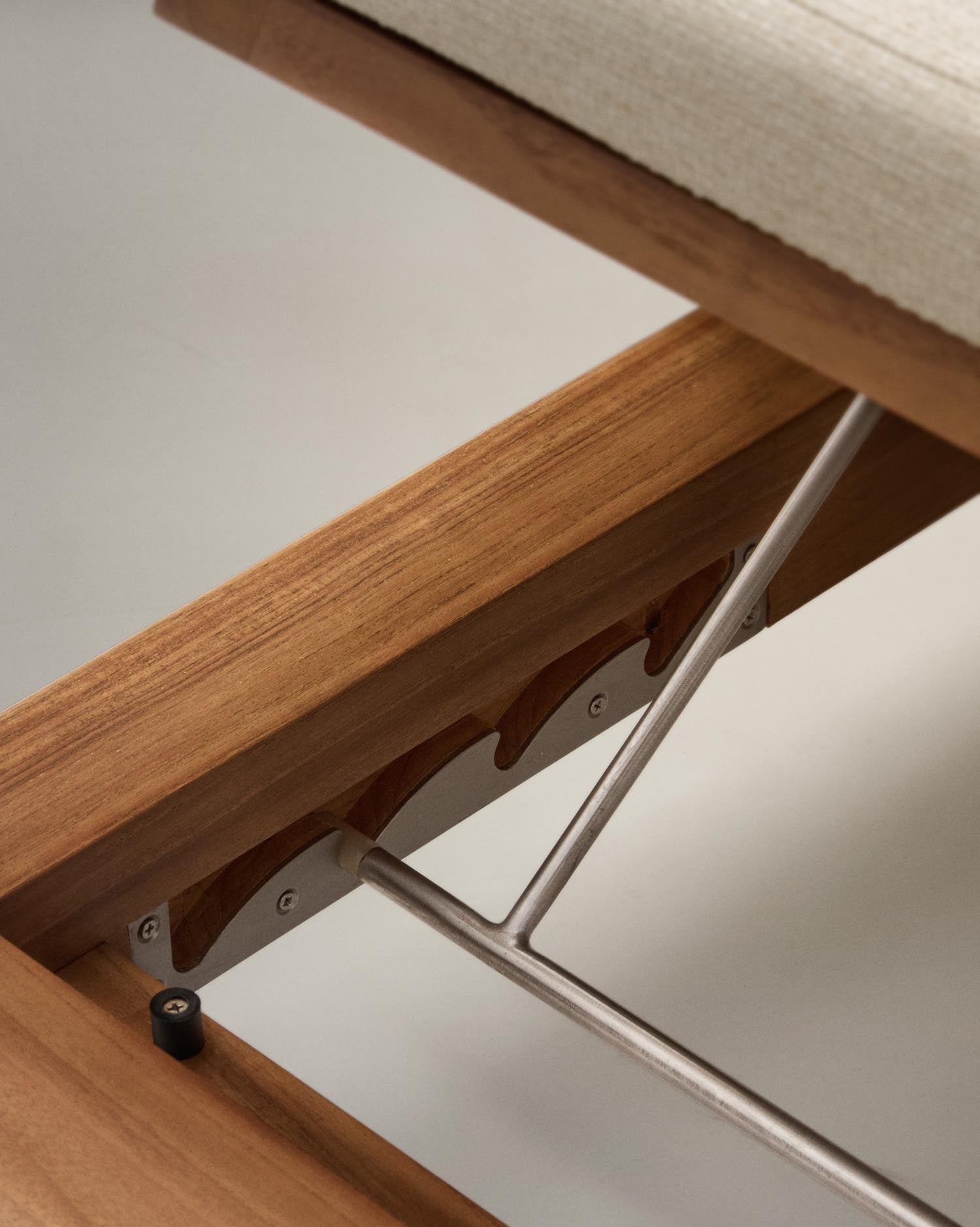 Die Turqueta Liege aus FSC-zertifiziertem Teakholz vereint modernes Design mit nachhaltiger Qualität für Ihren Garten.
