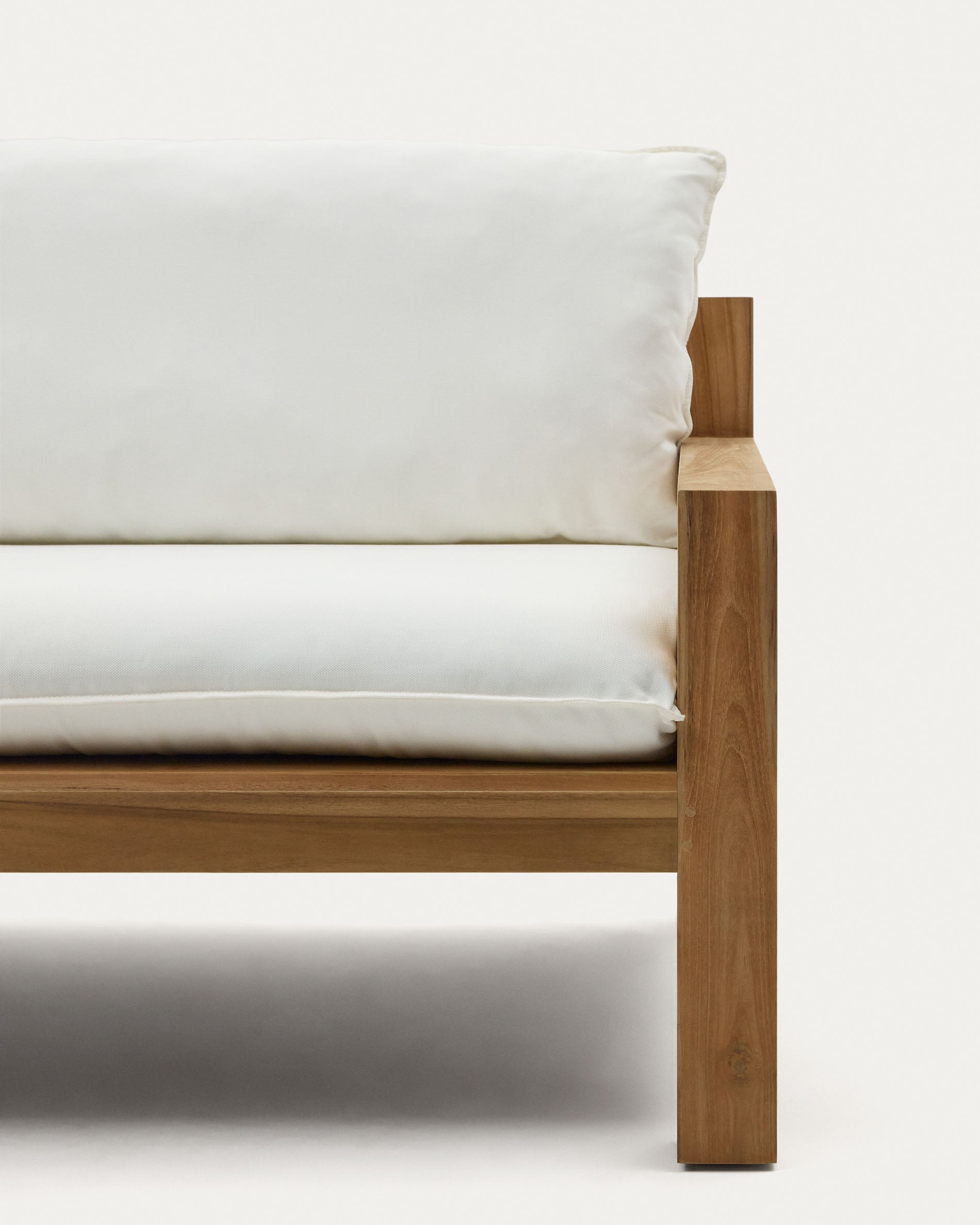 Stilvolles 3-Sitzer-Sofa aus massivem Teakholz, 211 cm breit, von Kave Home. Ideal für moderne Wohn- und Außenbereiche.