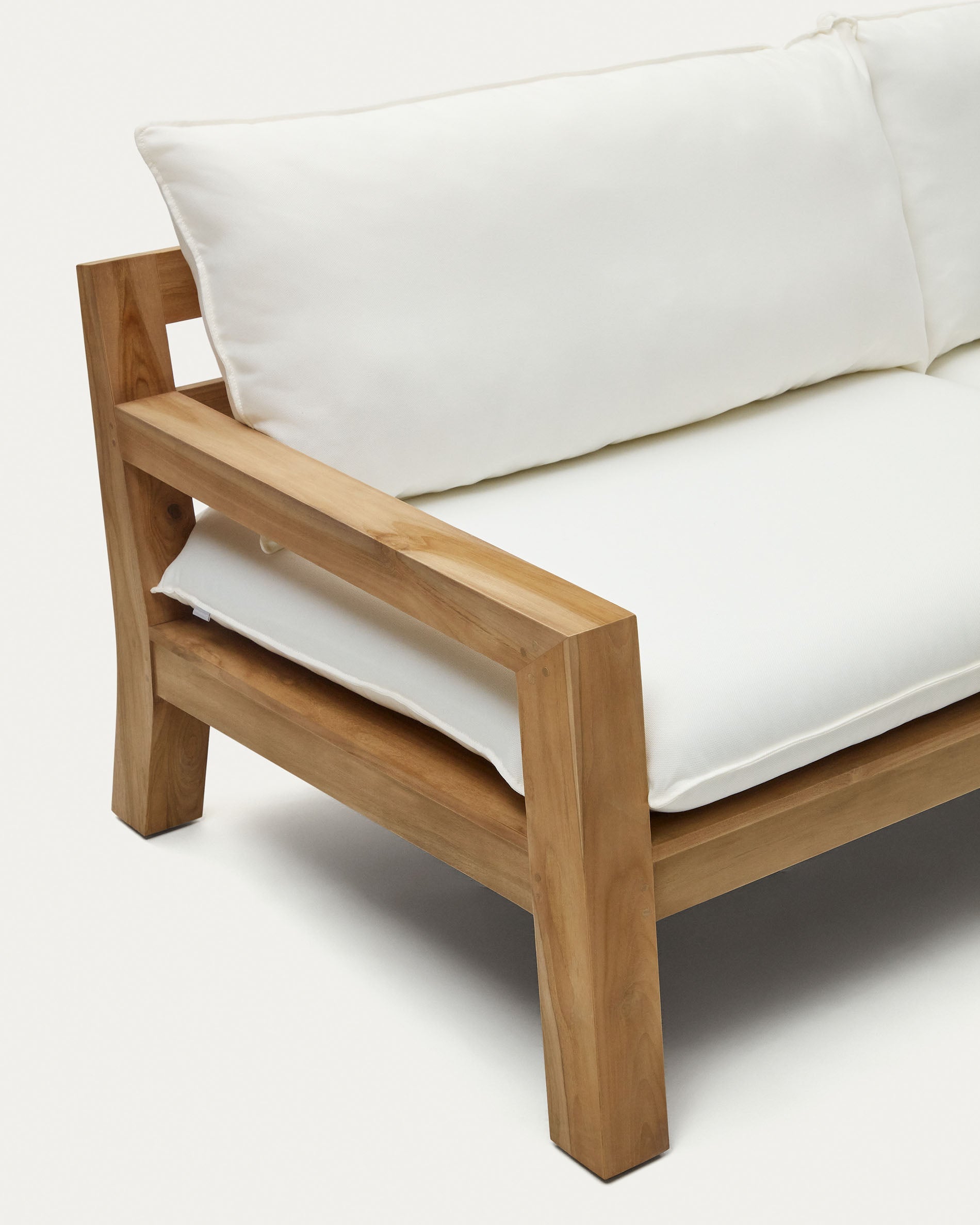 Elegantes 3-Sitzer-Sofa aus massivem Teakholz, 211 cm breit, von Kave Home. Perfekt für stilvolle Innen- und Außenbereiche.