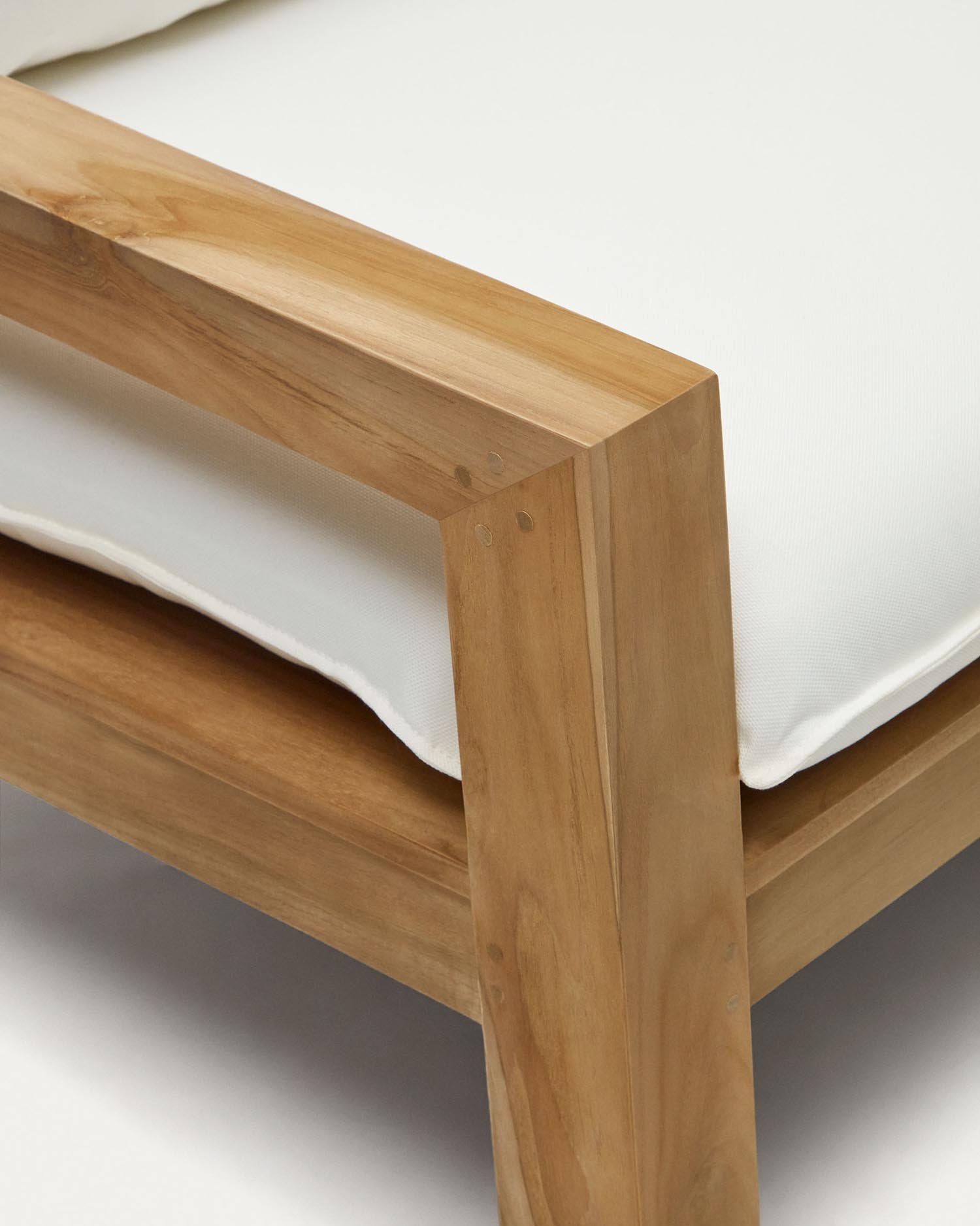 Elegantes 3-Sitzer-Sofa aus massivem Teakholz, 211 cm breit, von Kave Home. Perfekt für stilvolle Innen- und Außenbereiche.