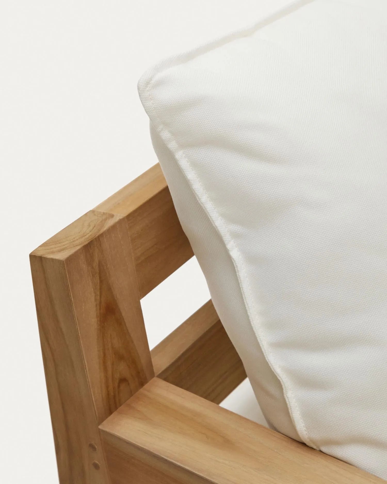 Stilvolles 3-Sitzer-Sofa aus massivem Teakholz, 211 cm breit, von Kave Home. Ideal für moderne Wohn- und Außenbereiche.