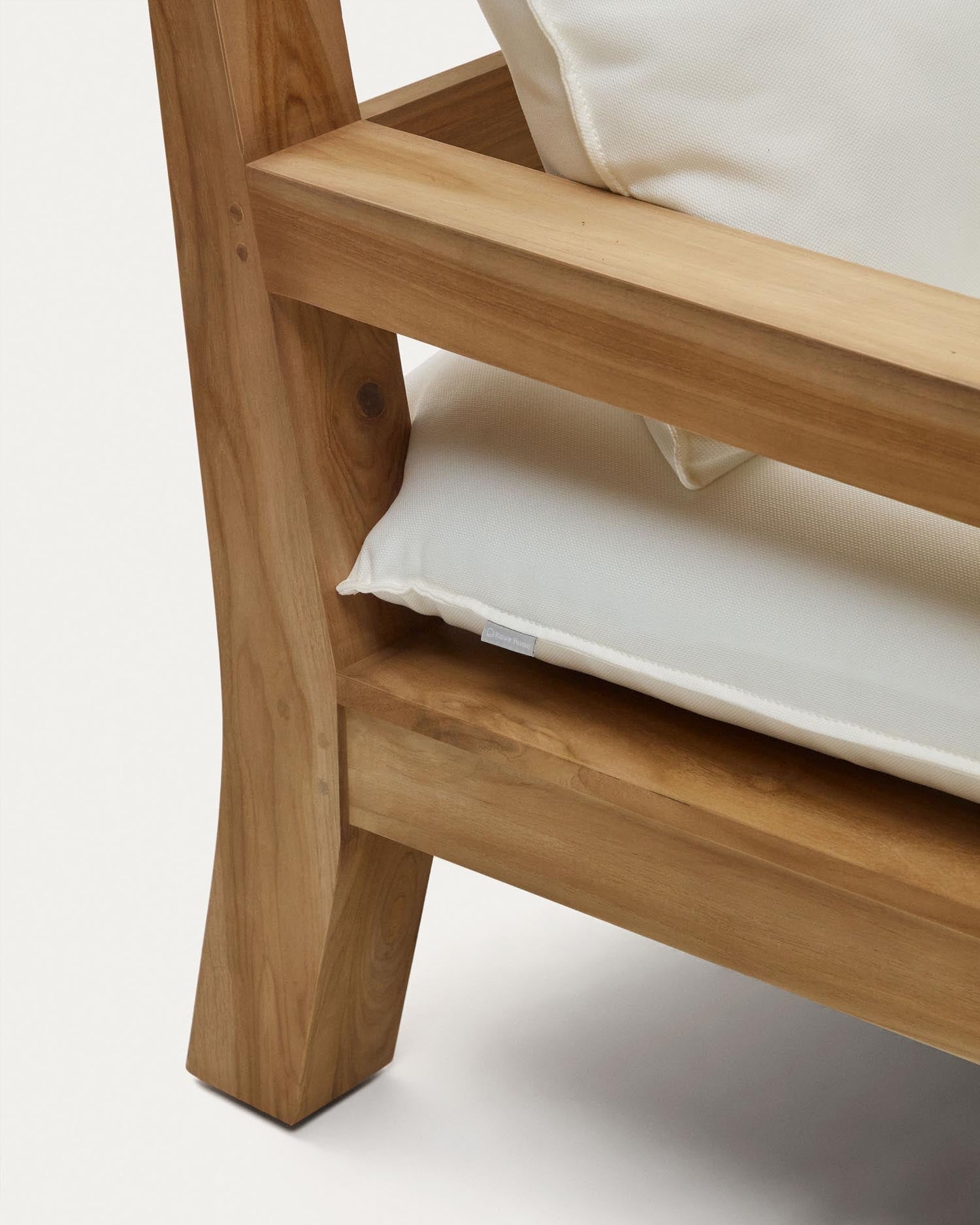 Elegantes 3-Sitzer-Sofa aus massivem Teakholz, 211 cm breit, von Kave Home. Perfekt für stilvolle Innen- und Außenbereiche.