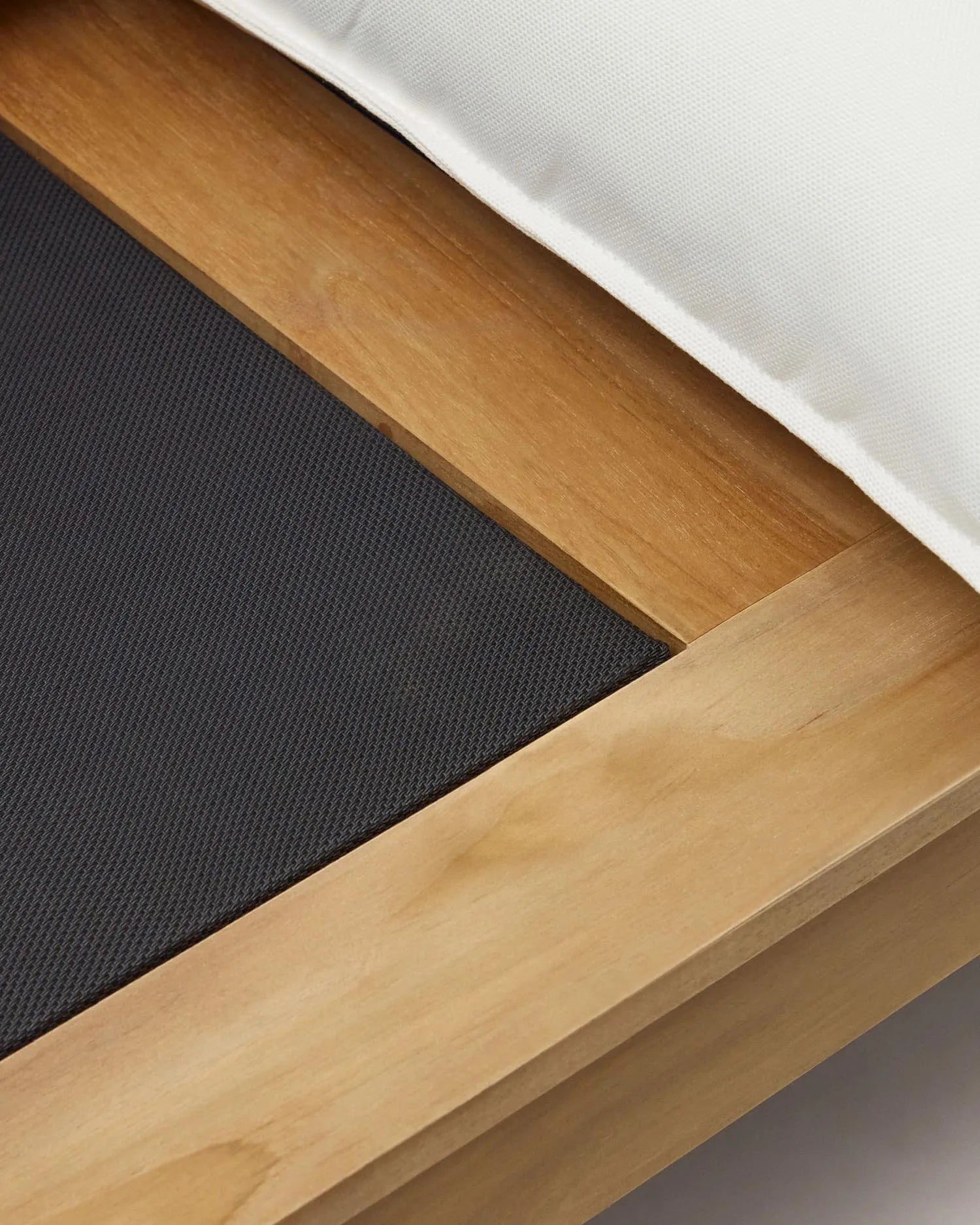 Stilvolles 3-Sitzer-Sofa aus massivem Teakholz, 211 cm breit, von Kave Home. Ideal für moderne Wohn- und Außenbereiche.