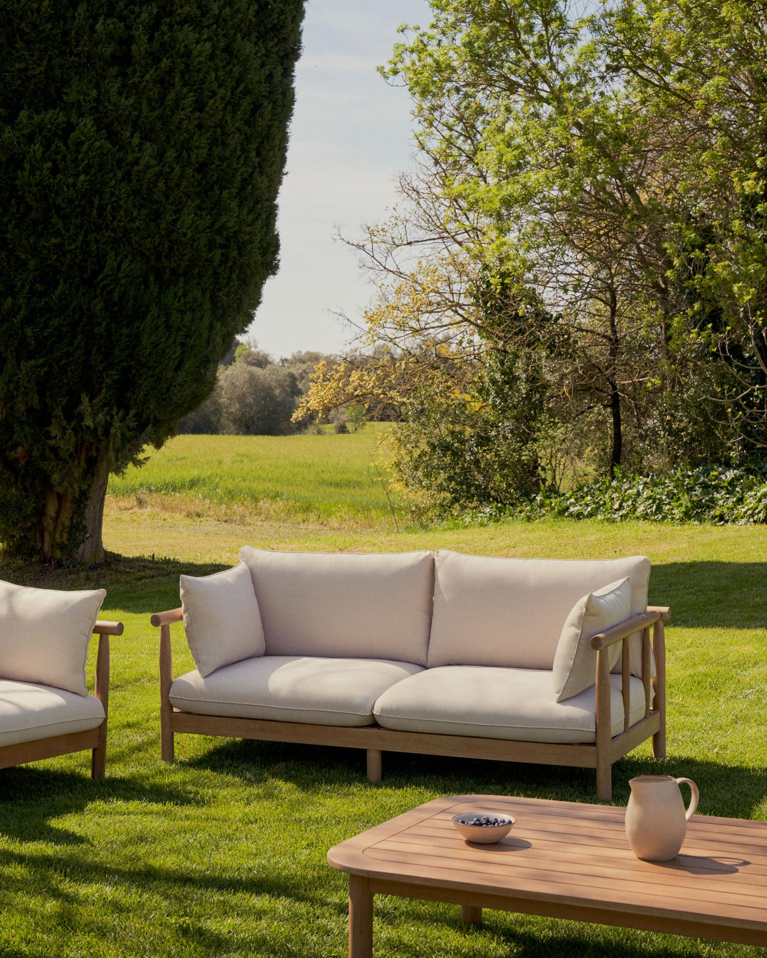 Elegantes 2-Sitzer-Sofa aus FSC-zertifiziertem Eukalyptusholz, ideal für stilvolle Outdoor-Bereiche.