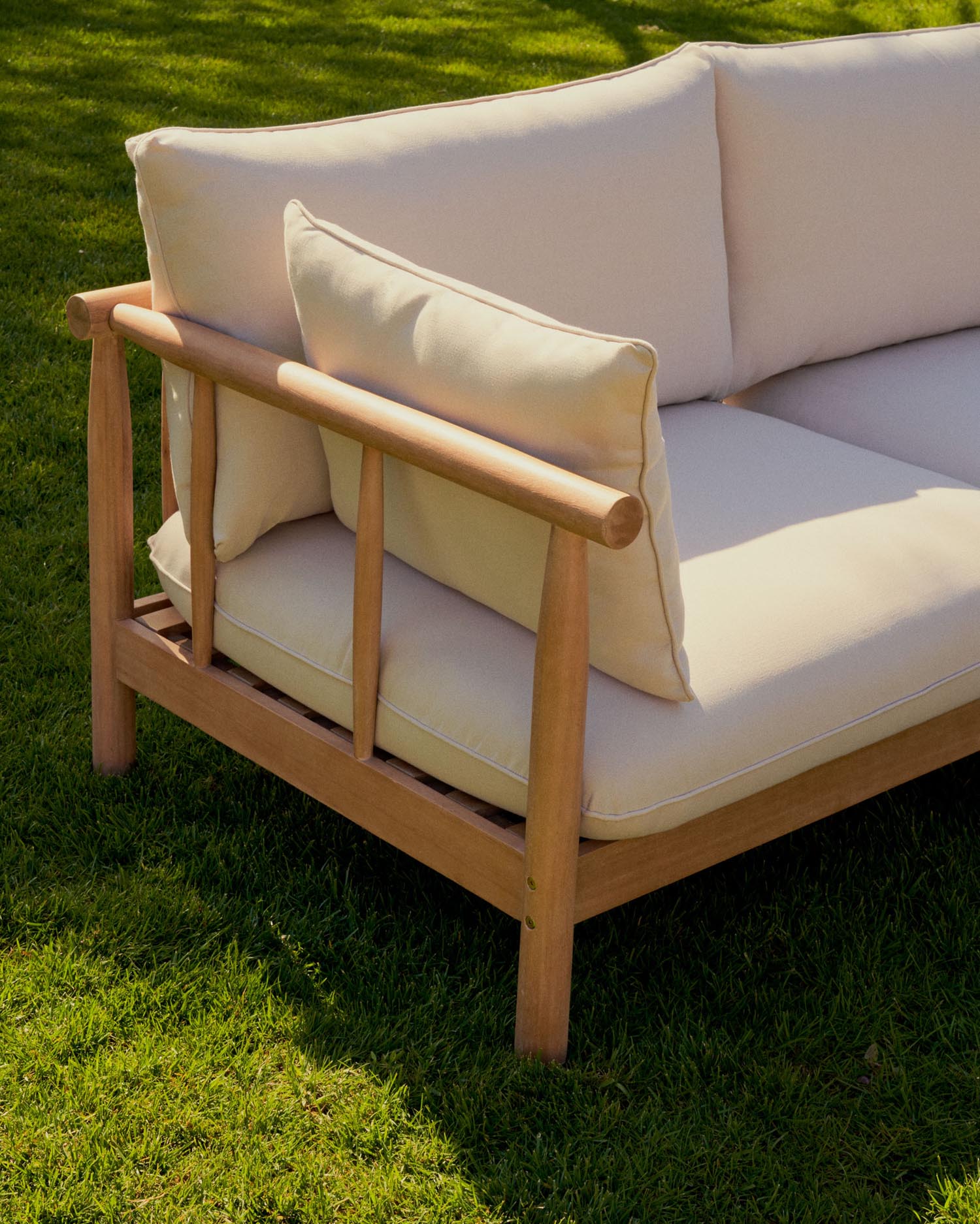 Das Sacova 2-Sitzer-Sofa aus FSC-zertifiziertem Eukalyptusholz bietet stilvolles Design und nachhaltigen Komfort für Ihr Zuhause.